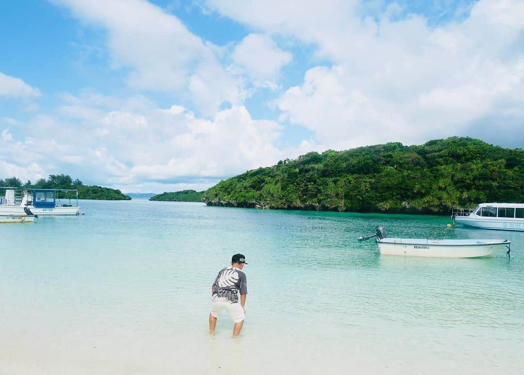 花清まゆこさんのインスタグラム写真 - (花清まゆこInstagram)「川平湾🚢✨🏝️  5年ぶりくらいに来ましたが、 変わらず素敵な場所でした☺️  次男は、小さい魚やカニやヤドカリを捕まえるのに夢中（笑） 彼に、映える写真を撮るのを求めるのは諦めました（笑）←写真3枚目🤭中腰で、戦闘態勢😆  砂浜と同じ色のカニ🦀 すばしっこくて、捕まえるのに苦労しました💦  #石垣島 #石垣島旅行  #川平湾 #川平湾綺麗すぎ  #photo  #photography  #沖縄 #沖縄旅行  #離島 #離島巡り  #絶景 #絶景スポット  #ヤドカリ #カニ #可愛かった」8月29日 13時24分 - mayuusa610