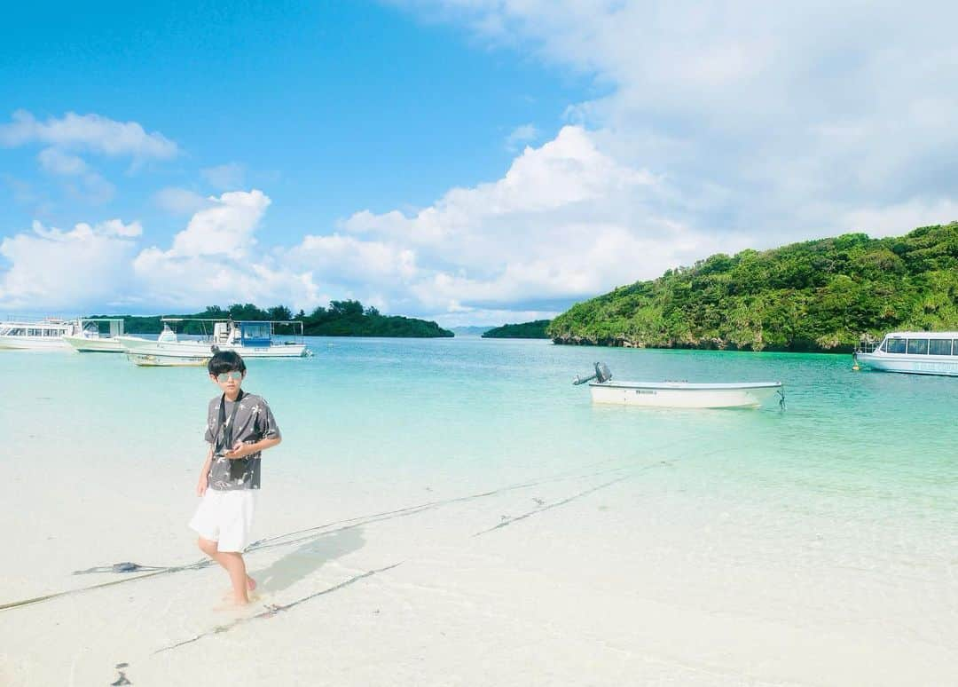 花清まゆこさんのインスタグラム写真 - (花清まゆこInstagram)「川平湾🚢✨🏝️  5年ぶりくらいに来ましたが、 変わらず素敵な場所でした☺️  次男は、小さい魚やカニやヤドカリを捕まえるのに夢中（笑） 彼に、映える写真を撮るのを求めるのは諦めました（笑）←写真3枚目🤭中腰で、戦闘態勢😆  砂浜と同じ色のカニ🦀 すばしっこくて、捕まえるのに苦労しました💦  #石垣島 #石垣島旅行  #川平湾 #川平湾綺麗すぎ  #photo  #photography  #沖縄 #沖縄旅行  #離島 #離島巡り  #絶景 #絶景スポット  #ヤドカリ #カニ #可愛かった」8月29日 13時24分 - mayuusa610