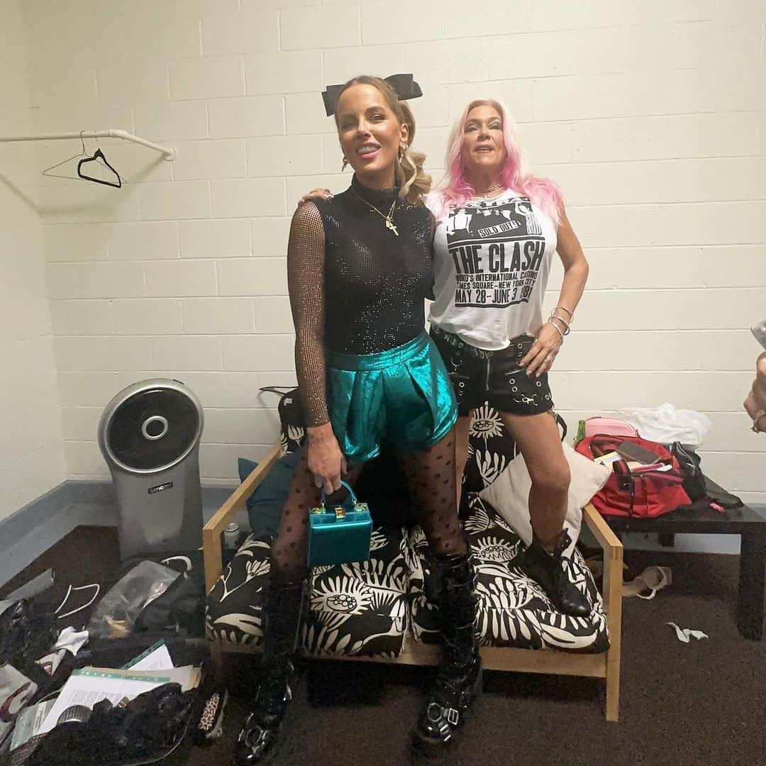 ケイト・ベッキンセイルのインスタグラム：「And then I had a big cuddle with the divine, warm and lovely @samanthafoxofficial and tried to recreate @brucegrobbelaar’s save on her drummer’s buttock tattoo and I think I can say I may be the only actress in Hollywood who has managed both in one day.」