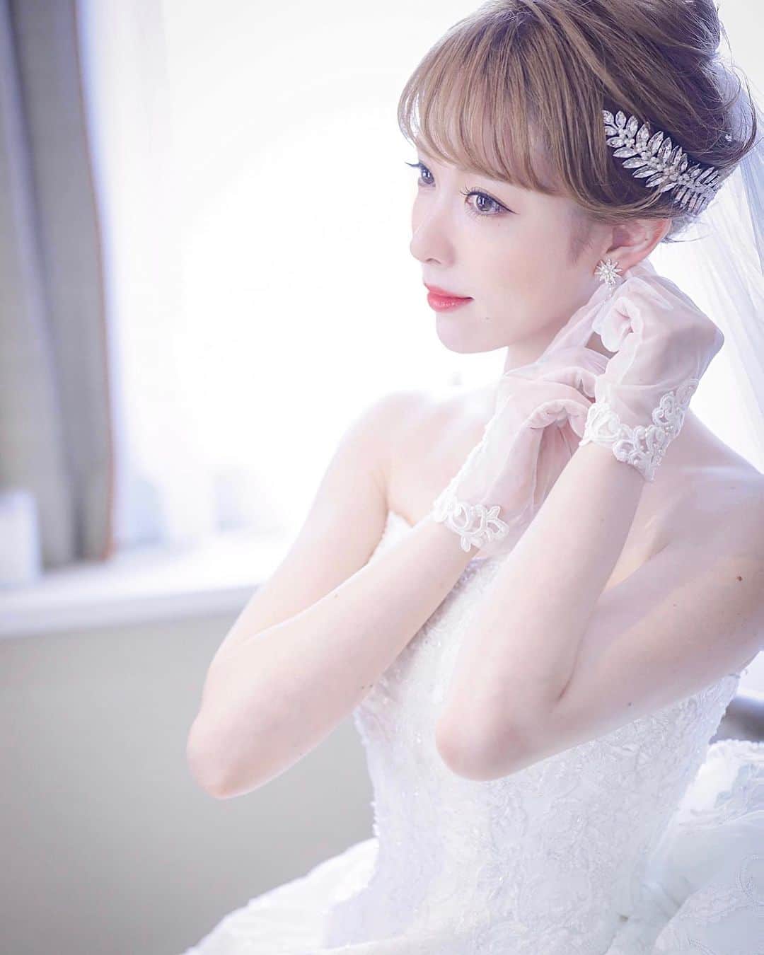 瀬戸早妃のインスタグラム：「結婚式の投稿にたくさんのうれしいお言葉… 感謝の気持ちで胸がいっぱいです.  うれしかったこと🕊💍 少し追記させてください  闘病生活18年で車椅子の85歳の父が リハビリを頑張ってバージンロードを一緒に歩いてくれたこと.  普段は感情をあまり表に出さない父が 目に涙をためてよろこんでくれたこと.  波瀾万丈、人生山あり谷あり色んなことがあったけど どれも必要なことだったと受け止められるようになったこと.  父も母もよろこんでいることと思います💍  デイサービスの皆さまにもお世話になりました. いっぱいいっぱいありがとうございました.  #結婚式 #wedding #weddingdress」