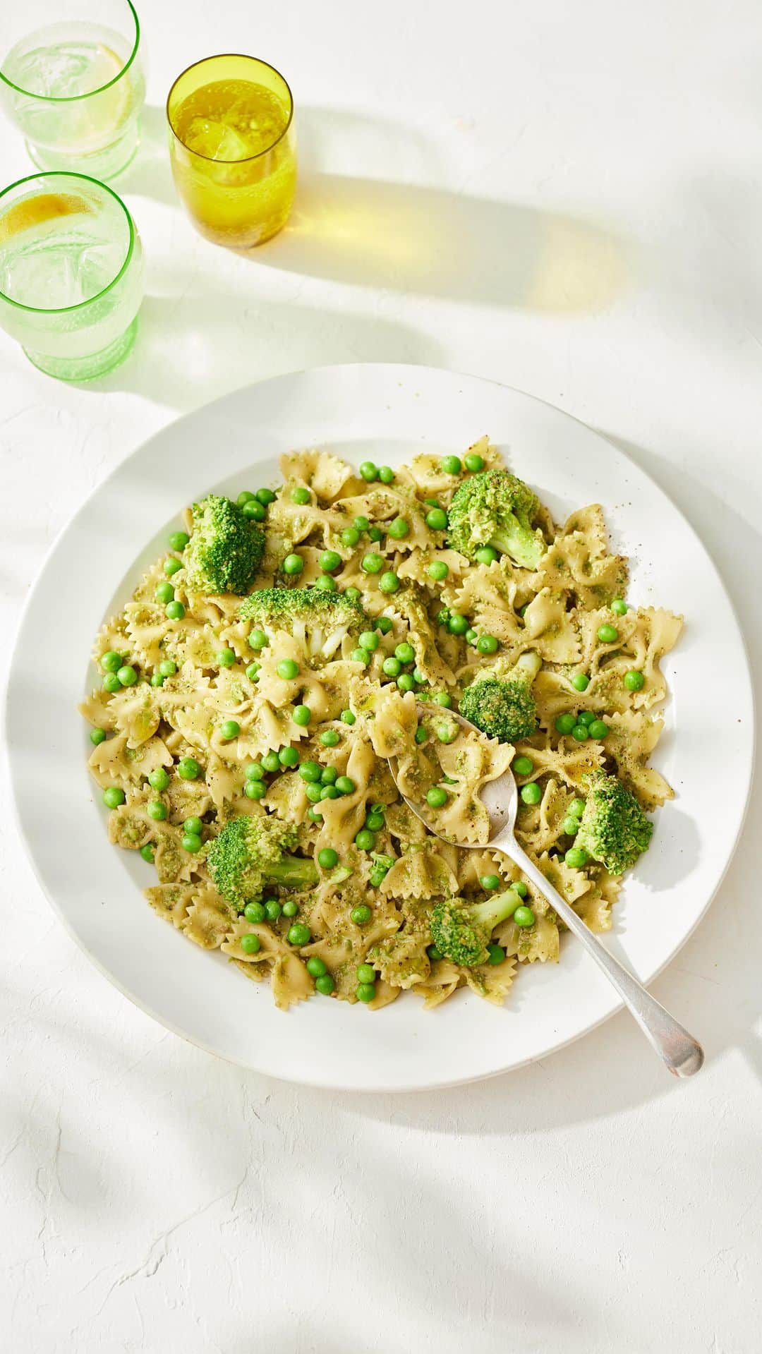 ジェイミー・オリヴァーのインスタグラム：「The humble pea! 1 of your 5 fruit and veg a day and a proper bargain staple for your freezer. Me and @tescofood have worked together to bring you this epic Sweet pea pesto pasta which you can put together in under 15 mins. How good is that?? Speedy, cheap and delicious if I do say so myself! Recipe in the link in my bio x   #TescoandJamie #EatMoreVeg #AD」