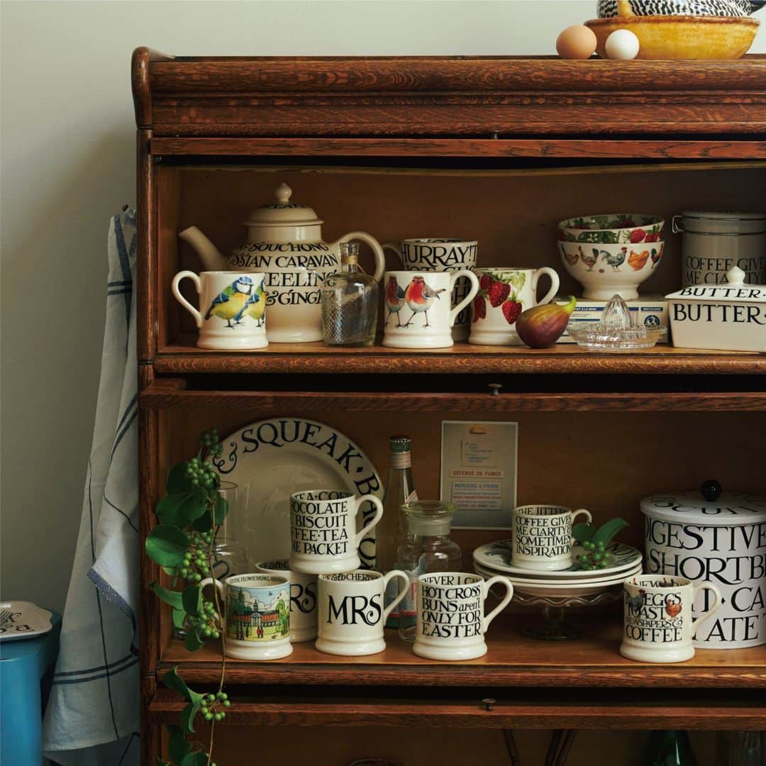 Afternoon Teaさんのインスタグラム写真 - (Afternoon TeaInstagram)「ゆったり くつろぐ時間に 🍓🥣  イギリスの家庭にあるような、あたたかい雰囲気が 人気を集める陶磁器ブランド「Emma Bridgewater 」。  レッドカラーのみずみずしいイチゴがデザインされた マグカップとボウルは、キッチンにさりげなく 置かれているだけで生活を豊かに彩ってくれます。  英国のガーデンバードを象徴する 青い小鳥“ブルーティット”のマグカップは、 お茶とともにゆったりとくつろぐ時間におすすめ。  ※裏面のプリントは製造年度により異なる可能性がございますので、予めご了承ください。  【発売スケジュール】 8/17(12:00頃)～ 公式オンラインストア  8/30～9/12 北海道・東北 アフタヌーンティー・リビング 大丸札幌店 アフタヌーンティー・リビング 仙台藤崎  東京 アフタヌーンティー・リビング 東武百貨店池袋店 アフタヌーンティー・リビング 京王百貨店新宿店 アフタヌーンティー・リビング 伊勢丹立川店 アフタヌーンティー・リビング 丸の内新丸ビル アフタヌーンティー・ギフト＆リビング アトレ恵比寿  関東(６県) アフタヌーンティー・リビング 東武百貨店宇都宮店 アフタヌーンティー・リビング 丸広百貨店川越店 アフタヌーンティー・リビング 伊勢丹浦和店 アフタヌーンティー・リビング 東武百貨店船橋店  中部・東海 アフタヌーンティー・リビング 静岡伊勢丹 アフタヌーンティー・リビング 新潟伊勢丹 アフタヌーンティー・リビング 星ヶ丘三越  関西 アフタヌーンティー・リビング ルクア大阪 アフタヌーンティー・リビング 千里阪急 アフタヌーンティー・リビング 阪神百貨店梅田本店 アフタヌーンティー・リビング 大丸京都店 アフタヌーンティー・リビング 大丸神戸店 アフタヌーンティー・リビング 高槻阪急  中国・四国 アフタヌーンティー・リビング いよてつ髙島屋  九州・沖縄 アフタヌーンティー・リビング 大丸福岡天神店 アフタヌーンティー・リビング 大分トキハ アフタヌーンティー・リビング 熊本鶴屋 アフタヌーンティー・リビング 鹿児島山形屋  【ご購入について】 ・8/30（水）〜9/3（日）の期間、店舗でのお取寄せ、 お取置き、代引配送は承っておりません。 ・バーレイの8色フルーツプレートのご購入は1色につき、おひとり様2点限りとなります。 ・店舗へお電話でのお問い合わせはご遠慮ください。 ・なくなり次第終了となります。  ------------------------------  Afternoon Tea公式アカウントでは 季節のメニューや雑貨の情報を日々発信しています。 ぜひフォローしてください！ @afternoontea_official  ------------------------------  #AfternoonTea #AfternoonTeaLIVING #アフタヌーンティー #アフタヌーンティーリビング #アフタヌーンティーのある暮らし  #器のある暮らし#BRITISHMARKET #EmmaBridgewater #エマブリッジウォーター #洋食器 #食器集め #イギリス食器 #イギリス雑貨 #ティータイム #ティーウエア #マグカップ」8月29日 10時30分 - afternoontea_official