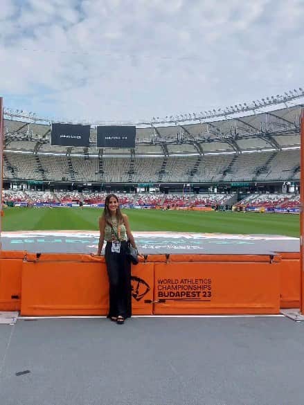 ソニア・ラフエンテのインスタグラム：「Resaca emocional ❤️ . Que suerte la mía de poder vivir algo así rodeada de gente tan increíble y seguir creando recuerdos inolvidables gracias al deporte ☺️ ¡Gracias #budapest ! . #worldathletics #2023 #spain #atletismo」