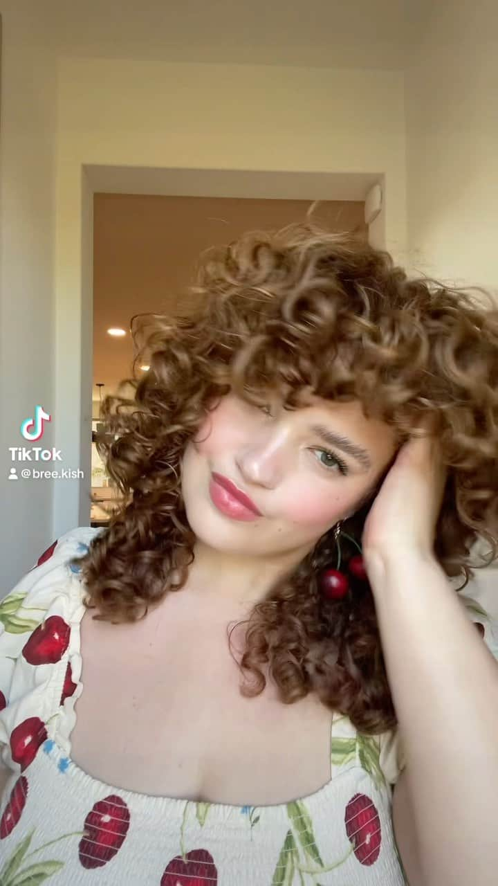 ブリー・キッシュのインスタグラム：「curly girl tingz 🌀」