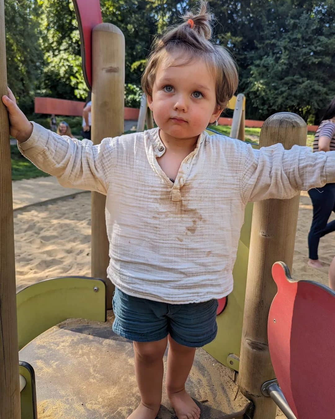 Ashley Jamesさんのインスタグラム写真 - (Ashley JamesInstagram)「Hello, I just want to check in. We're on a family European road trip. We dreamt about travelling during Tommy's paternity leave with Alfie, but it ended up being lockdown. So anyway, here we are now.   I've got so much to catch you all up on, but let me begin by saying Bruges is beautiful. So so beautiful. A little stressful with two babies - we spend most of the time saying how my h we can't wait to come back on our own as it's so romantic, but I'm so happy to be here creating memories with the littles.   We had an awful experience though. I can't stop thinking about it, and I've not really known whether to share it or not. I still don't know. I haven't been able to stop thinking about it. I still don't know.   TW: Death.  A man died in our hotel. Tommy and Alf went out in the morning and left Ada and I in our room. Our room was about 10 steps up some stairs and at the bottom of the stairs was another room.   I went downstairs and there was a man getting CPR at the bottom. I ran back up but I heard everything. I won't go into details, but I'm sure you can imagine it wasn't a nice thing to hear and witness. I feel so sorry for all his loved ones.  Tommy couldn't get into the hotel and I couldn't get out of the room, and for a split second Tommy thought it could have been Ada or I as I'd misplaced my phone.   Anyway, it is Definitely a reminder of how precious life is. How we shouldn't go to bed angry with people we love. Of how short life can be. It keeps replaying in my mind.   And also, wow, paramedics are just heroes aren't they. ❤️  For now I guess I just want to say, life is too short to not be doing that thing you want to do... hug your loved ones. And try not to go to bed upset with anyone. 🙏❤️」8月29日 4時45分 - ashleylouisejames