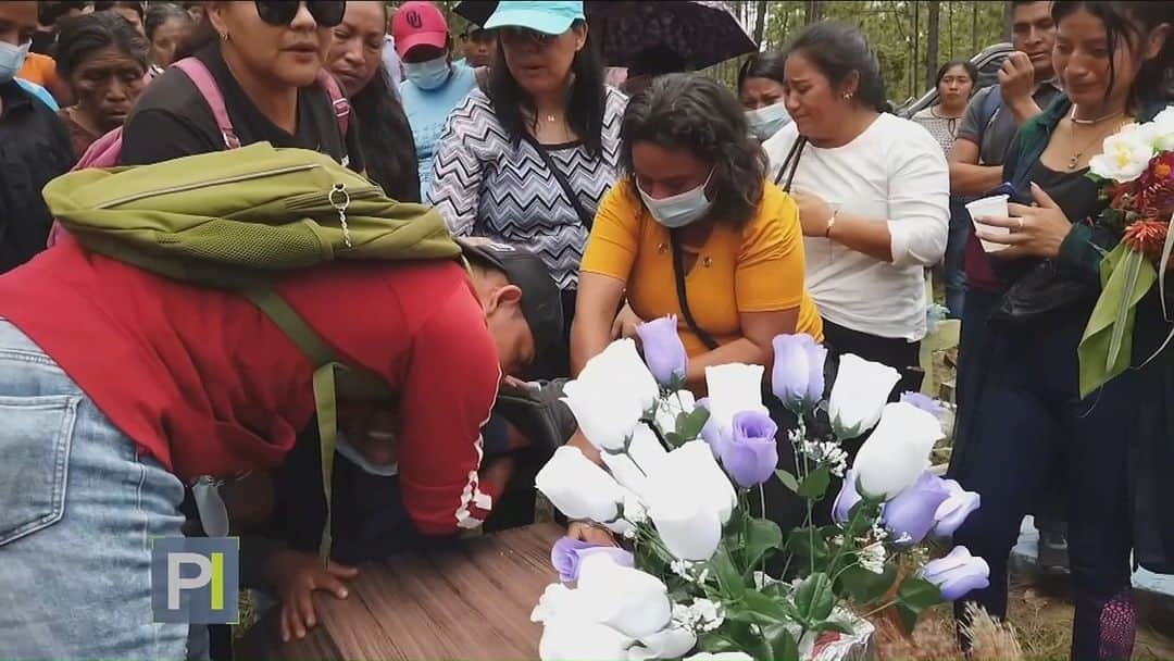 のインスタグラム：「📌 Encuentran los cadáveres carbonizados de tres menores y su padre. La policía cree que una disputa por un terreno desató la espeluznante masacre.  📺 Más en #PrimerImpacto a las 5pm/ 4C por @univision」