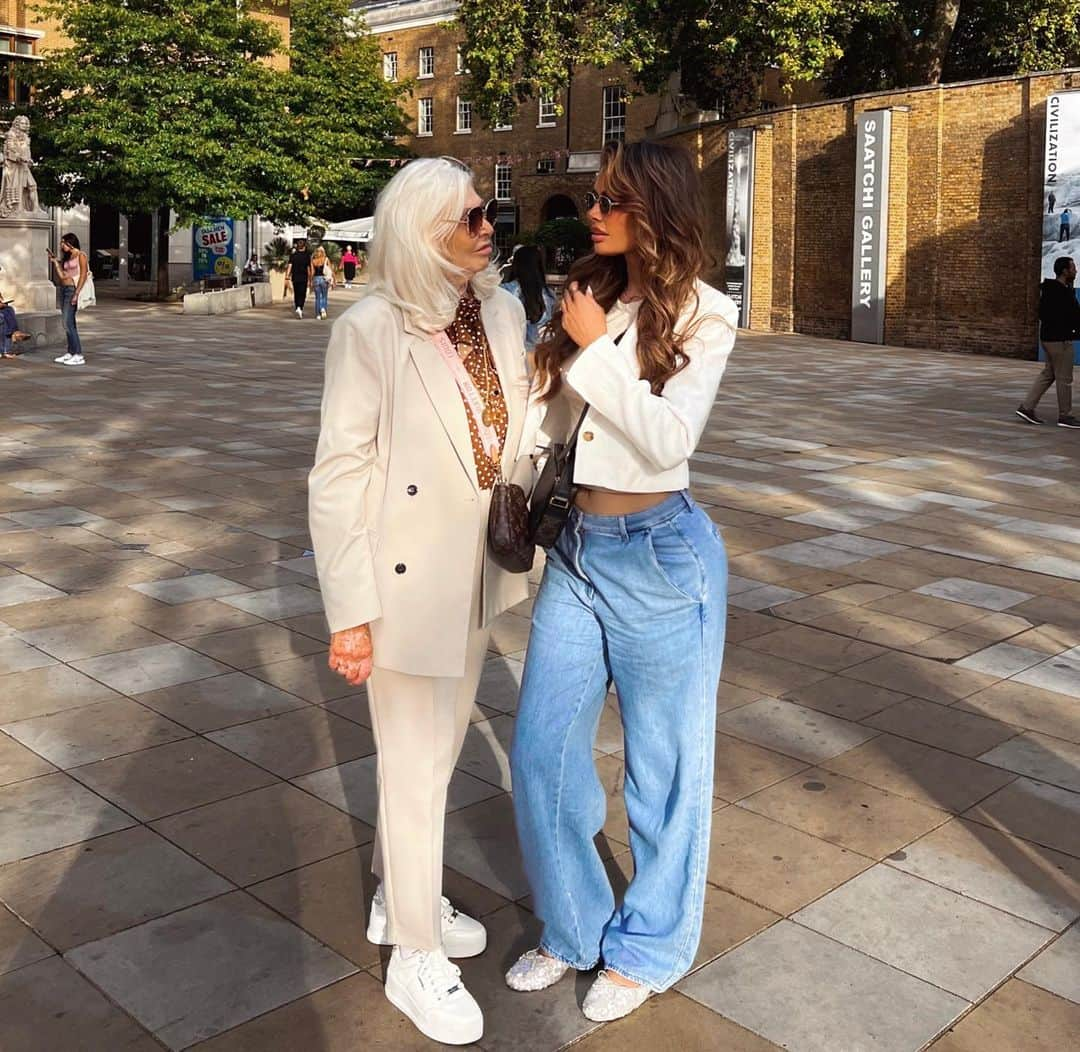 クロエ・シムズさんのインスタグラム写真 - (クロエ・シムズInstagram)「My lovely Linda 🌟 . Quality time with my nan @lindasims1 🌟🥰」8月29日 4時53分 - chloesims