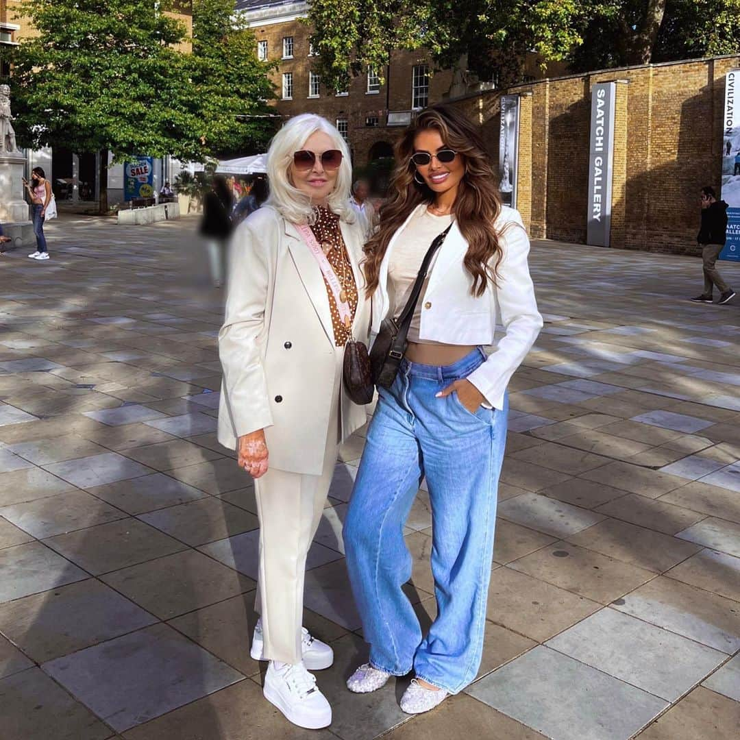 クロエ・シムズさんのインスタグラム写真 - (クロエ・シムズInstagram)「My lovely Linda 🌟 . Quality time with my nan @lindasims1 🌟🥰」8月29日 4時53分 - chloesims