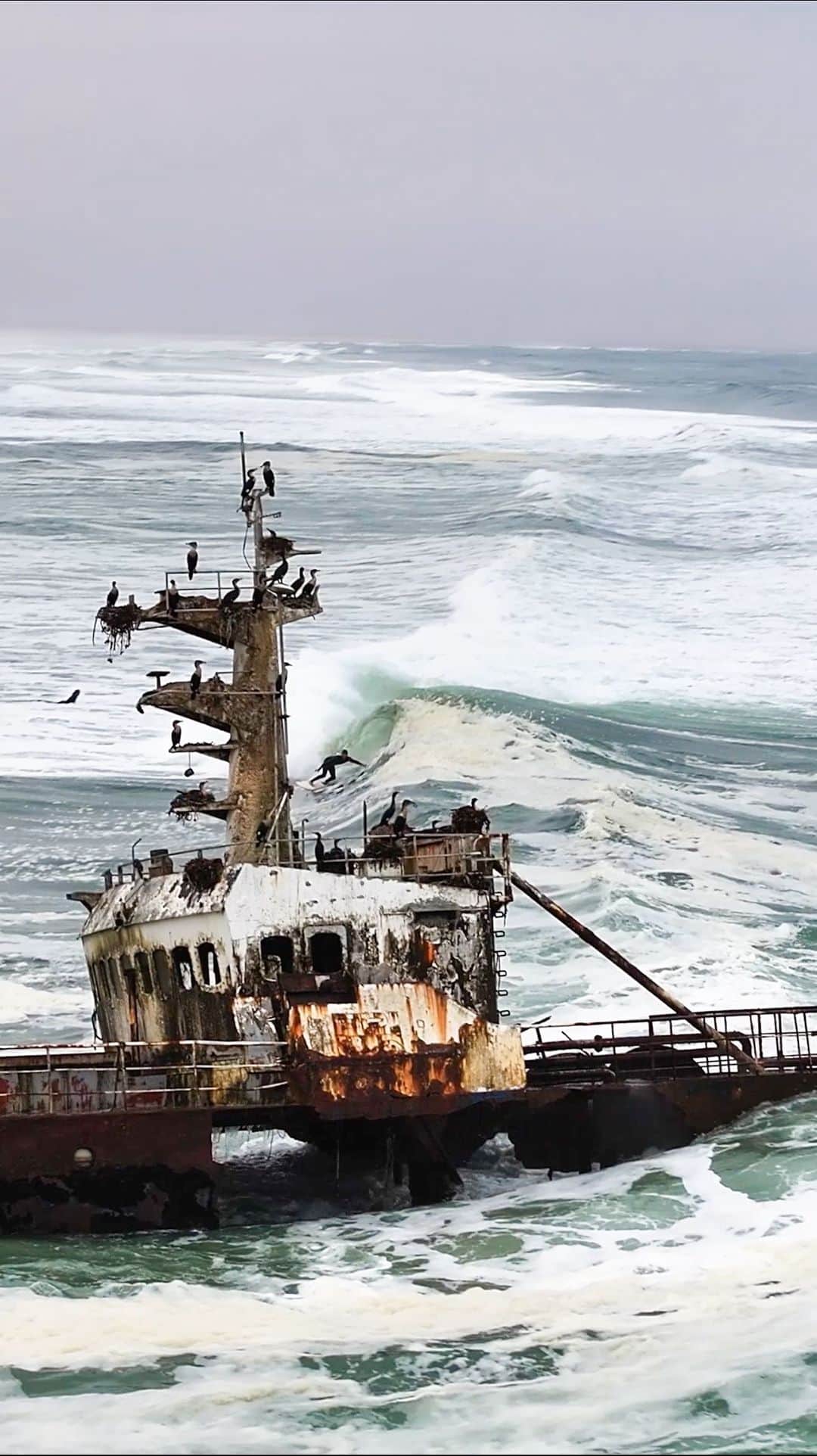 ジェイミー・オブライエンのインスタグラム：「Super fun session surfing next to this massive shipwreck! Watch the full video on my YouTube channel 💥☠️ link in profile」