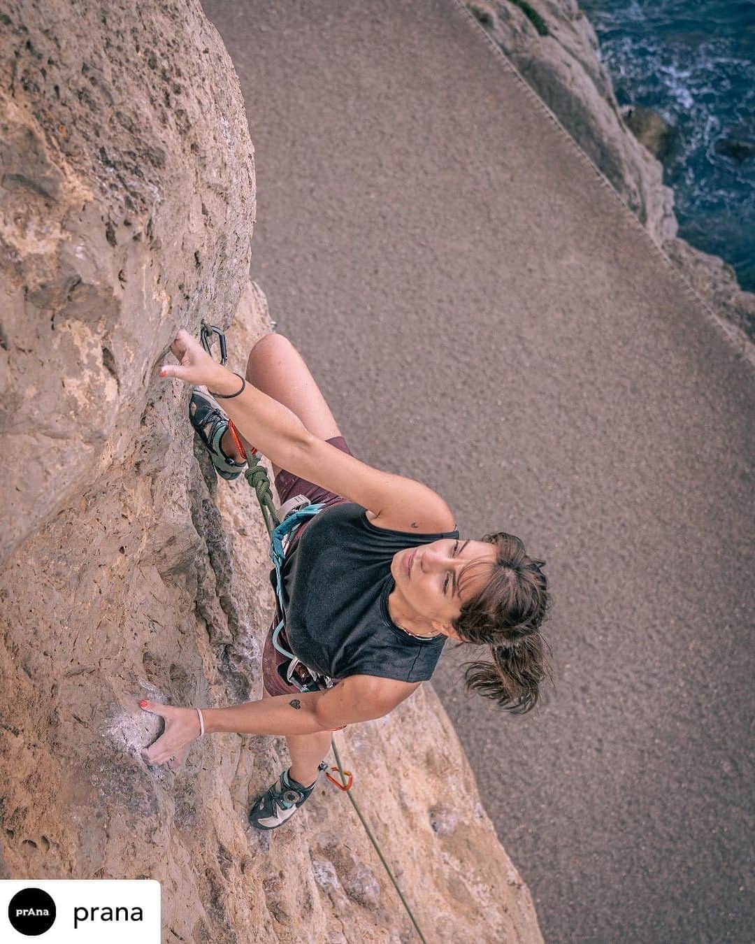クリス・シャーマのインスタグラム：「Repost: Nothing like an end of summer climb next to the ocean. @alarconjimena absolutely crushing it on the wall. ❤️‍🔥」