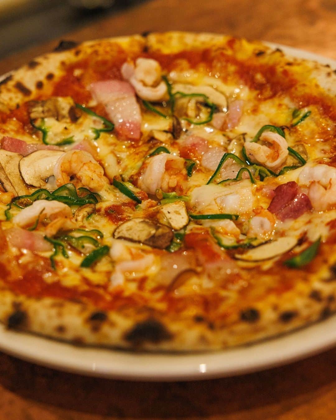 カフェ ラ・ボエムのインスタグラム：「薪窯で焼いたピザは美味しいですよーー 🍕⁠ Wood-fired oven pizza taste every time 😋⁠」