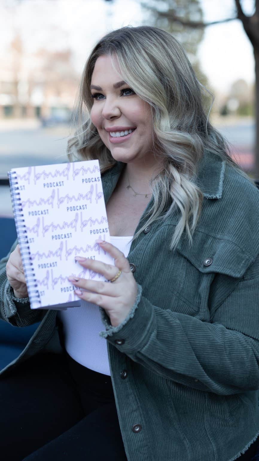カイリン・ローリーのインスタグラム：「Kail the fairy god mother over here 🪄   Do you tend to show your love through gifts or do you prefer to receive them?!   We discussed the financial expectations in dating on the most recent episode of baby mamas, tune in now to hear all our thoughts about it 🎧」