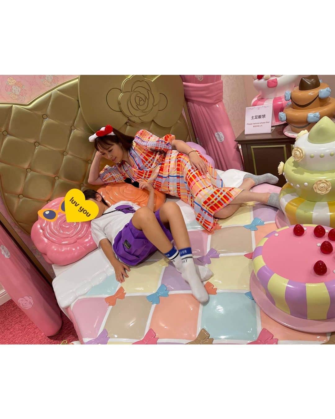 愛内里菜のインスタグラム：「息子っちとのサマーバケーション🌴💕 ⁡ 大好きなピューロランドさんへ🥰❤️ ⁡ 私のバースデーライブ東京公演を 見にきてくれていた リナネコデザイナーで元サンリオデザイナーの フタバコちゃんとサンリオさんが ご招待してくれました！！🥹🙏 ⁡ ピューロランドに初めて行った日は 10年ほど前でフタバコちゃんが連れていってくれて 息子っちと初めてのピューロランドもフタバコちゃんと！❤️いつもありがとう😌💕🙏 ⁡ ピューロランドの牧里さんが丁寧にアテンドしてくださり、夢の時間を過ごすことができました😆 ありがとうございました🙇‍♀️✨ ⁡ Lady kitty houseはキティちゃんに会える　 キュンキュンしちゃうお部屋❣️ ひとつひとつがめちゃ可愛すぎる大好きな場所🥹💕 ⁡ 「もう男の子だから、女の子みたいなところやだよー」と家を出る前に言ってた息子っち8歳が、初めに乗った BOATRIDEからテンションMAXになって めーっちゃはしゃいでて、嬉し可愛いかった🤣💕 バッチリサンリオワールドに魅了されてた‼️ 息子っちのBOATRIDEのお気に入りは 足の長いけろけろけろっぴがいるゾーン🤣✨ ⁡ 最強可愛かった パレードは次の投稿で☺️💕 ⁡ ⁡ 😆YouTube！ 「愛内里菜オフィシャルチャンネル」 ⁡ ⁡ 🐦Twitter 愛内里菜 official @RRikakakiuchi ⁡ ⁡ 😆TikTok 愛内里菜/Rina Aiuchi 　 🟥17配信 愛内里菜_official ⁡ #サンリオピューロランド  #キティちゃん #愛内里菜  #歌手 再始動 #垣内倶楽部  #バンド   #ライブ #一体化 #絆 #盛り上がりたい  #感謝  #23周年　 #YouTube #ユーチューバー#tiktok」