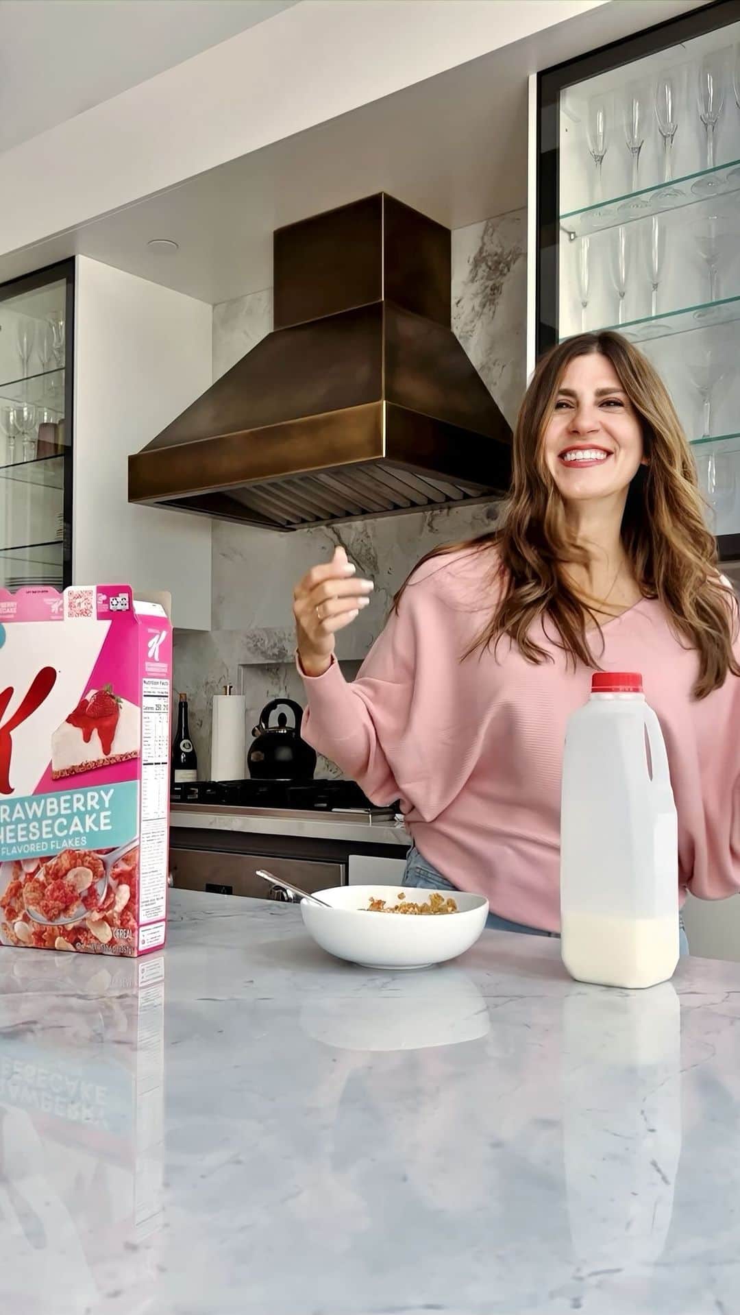 Ilana Wilesのインスタグラム：「#specialkpartner I tried the new deliciously indulgent @specialk Strawberry Cheesecake cereal and it turned more than my milk pink! Not sure if I should be eating this for breakfast or dessert 🤷🏻‍♀️🍓🍰💕」