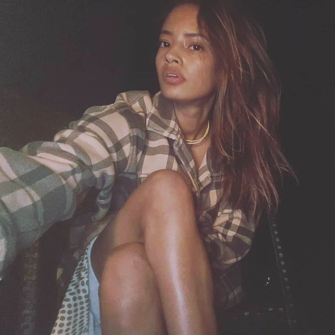 マライカ・ファースのインスタグラム：「Bedtime calling 📞 😴 ..」