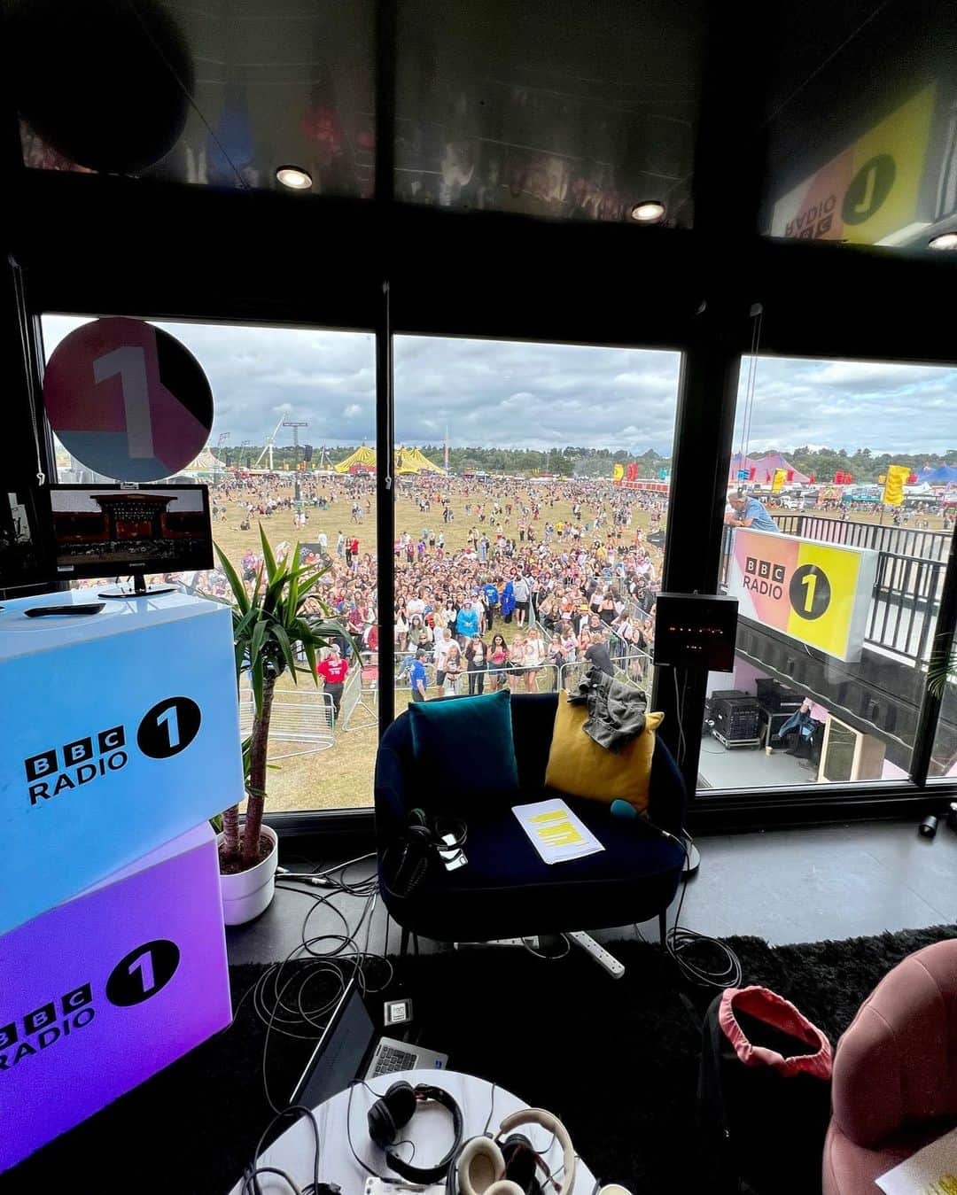 Mollie Kingさんのインスタグラム写真 - (Mollie KingInstagram)「Reading festival round up…  1. Watching @the1975 … missed them at Big Weekend, had to be done here!  2. She always shines, @hollyhumberstone  3. Long overdue bestie catch ups. We even went for a swim before the festival 😂  4. Obsessed with these @majeparis loafers, can you tell?  5. On air Concentration  6. Radio 1 travel studio ❤️ 7. Festival feels」8月29日 5時08分 - mollieking