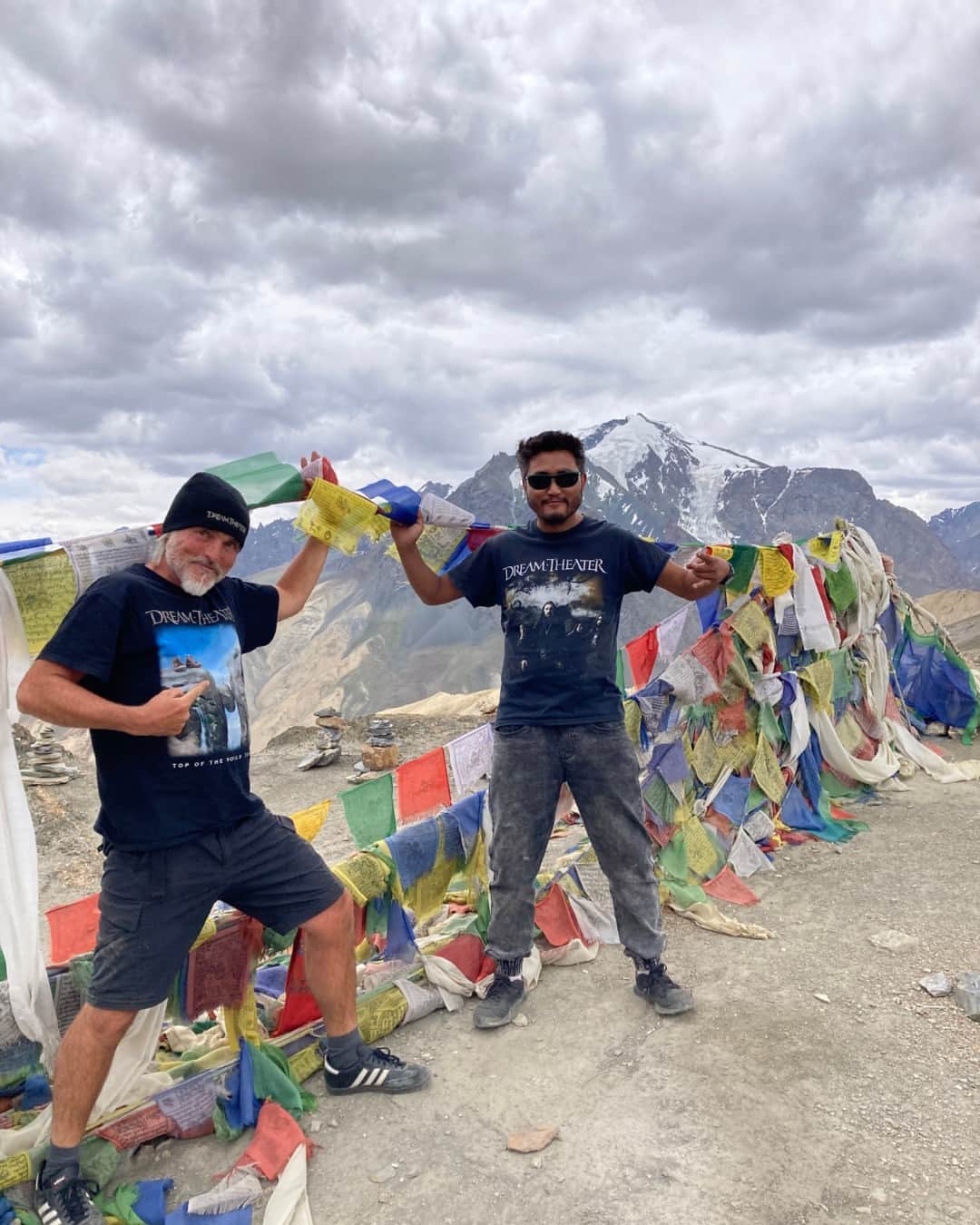 ドリーム・シアターのインスタグラム：「DT in Ladakh, India! 🇮🇳 Our long-time photographer, friend, and world traveler Darko Boehringer encountered another DT fan while hiking the Central Himalayas in Northern India!」