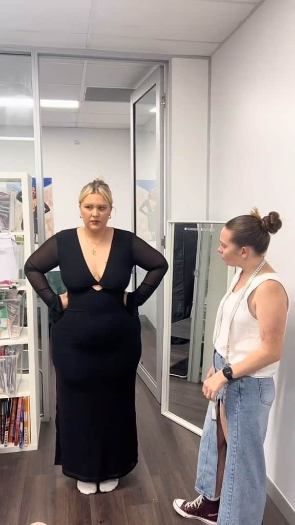 Beginning Boutiqueのインスタグラム：「Our Monni Black Maxi Dress has never looked better 🔥 @by.kittytextor wears a size 18 here!」
