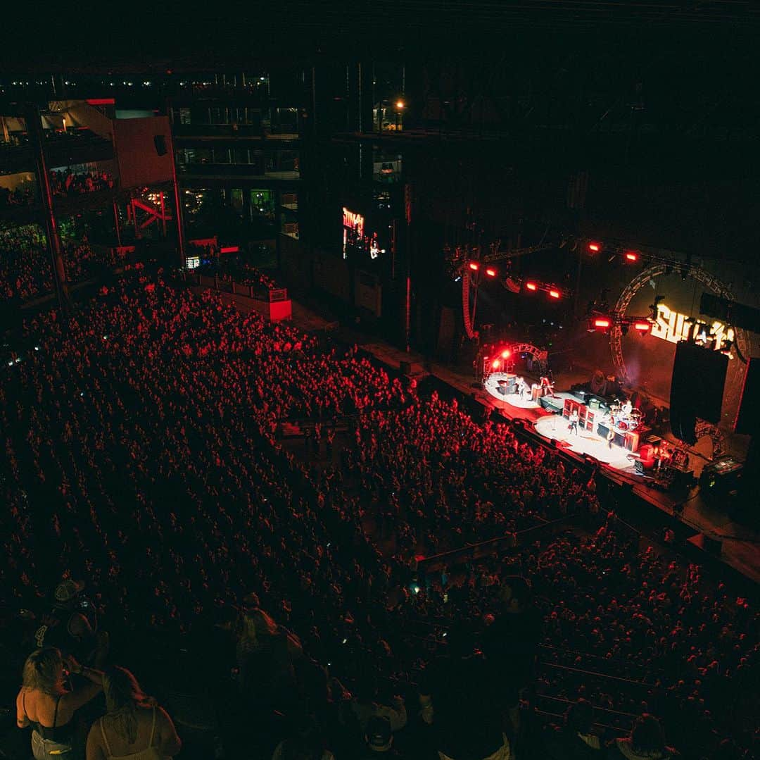 Sum 41のインスタグラム：「Chicago was a big one! What a blast!   📷: @kelleycurran @joshuaonenineproductions」