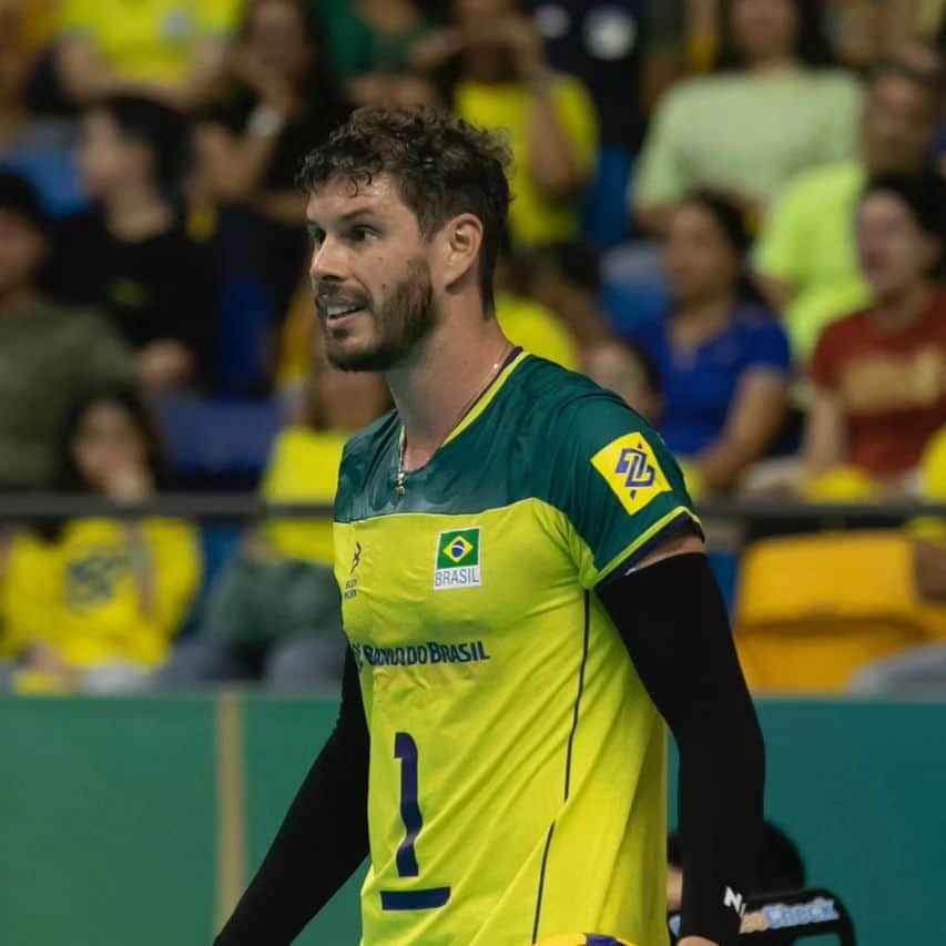 ブルーノ・レゼンデのインスタグラム：「Dia de mais um jogo aqui pelo sul-americano e sentir a energia da torcida de Recife!!! Seguimos juntos 👊🙌🇧🇷」