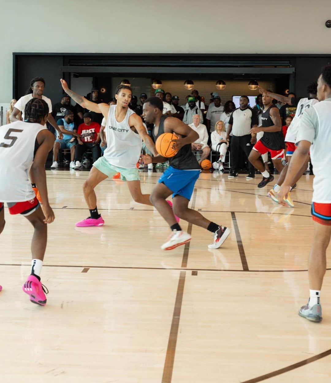 ライス・リベイロさんのインスタグラム写真 - (ライス・リベイロInstagram)「Special days in Chicago! The first year of @onecitybball a basketball league partnering with 28 violence prevention groups throughout Chicago that brings different groups around the city to play basketball together, having programs during summer to keep the kids busy and out of the streets 🏀  Super proud of everyone involved and all the people who came to show support. THANK YOU! Let’s keep building 🙏🏽 if you want to support some of the causes please visit @noahsarcfdn or the website www.noahsarcfoundation.org」8月29日 5時37分 - laisribeiro