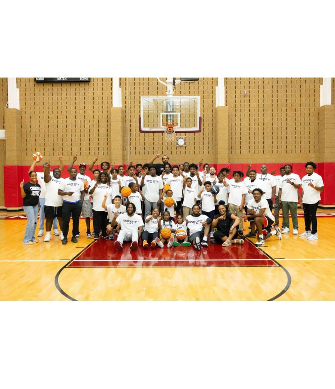 ライス・リベイロさんのインスタグラム写真 - (ライス・リベイロInstagram)「Special days in Chicago! The first year of @onecitybball a basketball league partnering with 28 violence prevention groups throughout Chicago that brings different groups around the city to play basketball together, having programs during summer to keep the kids busy and out of the streets 🏀  Super proud of everyone involved and all the people who came to show support. THANK YOU! Let’s keep building 🙏🏽 if you want to support some of the causes please visit @noahsarcfdn or the website www.noahsarcfoundation.org」8月29日 5時37分 - laisribeiro