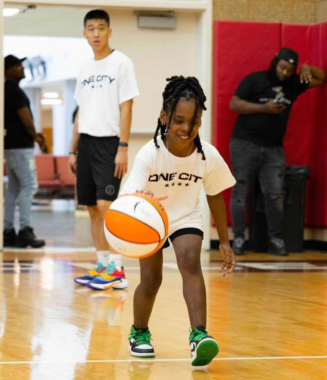 ライス・リベイロさんのインスタグラム写真 - (ライス・リベイロInstagram)「Special days in Chicago! The first year of @onecitybball a basketball league partnering with 28 violence prevention groups throughout Chicago that brings different groups around the city to play basketball together, having programs during summer to keep the kids busy and out of the streets 🏀  Super proud of everyone involved and all the people who came to show support. THANK YOU! Let’s keep building 🙏🏽 if you want to support some of the causes please visit @noahsarcfdn or the website www.noahsarcfoundation.org」8月29日 5時37分 - laisribeiro