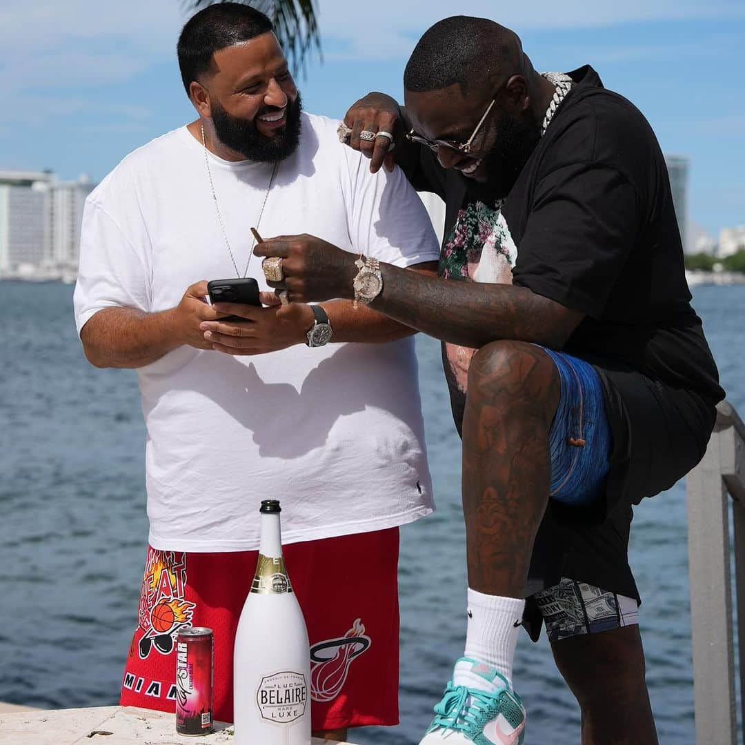 リック・ロスさんのインスタグラム写真 - (リック・ロスInstagram)「Me and @djkhaled love talking numbers.  Maybe you should join the conversation.  Cheers 🥂 @officialbelaire」8月29日 5時35分 - richforever