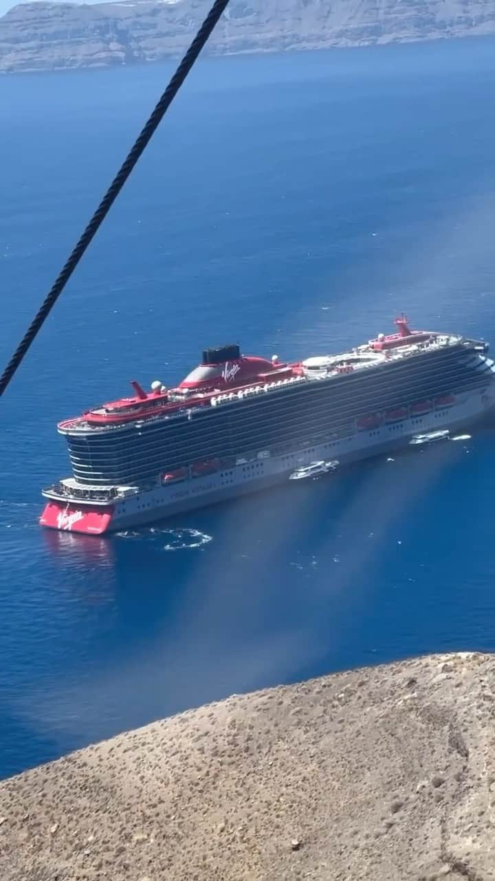 クリスタル・ハリスのインスタグラム：「POV: Living my best fairy-tale life in Santorini, Greece ✨ 🚢 @virginvoyages #sponsored」