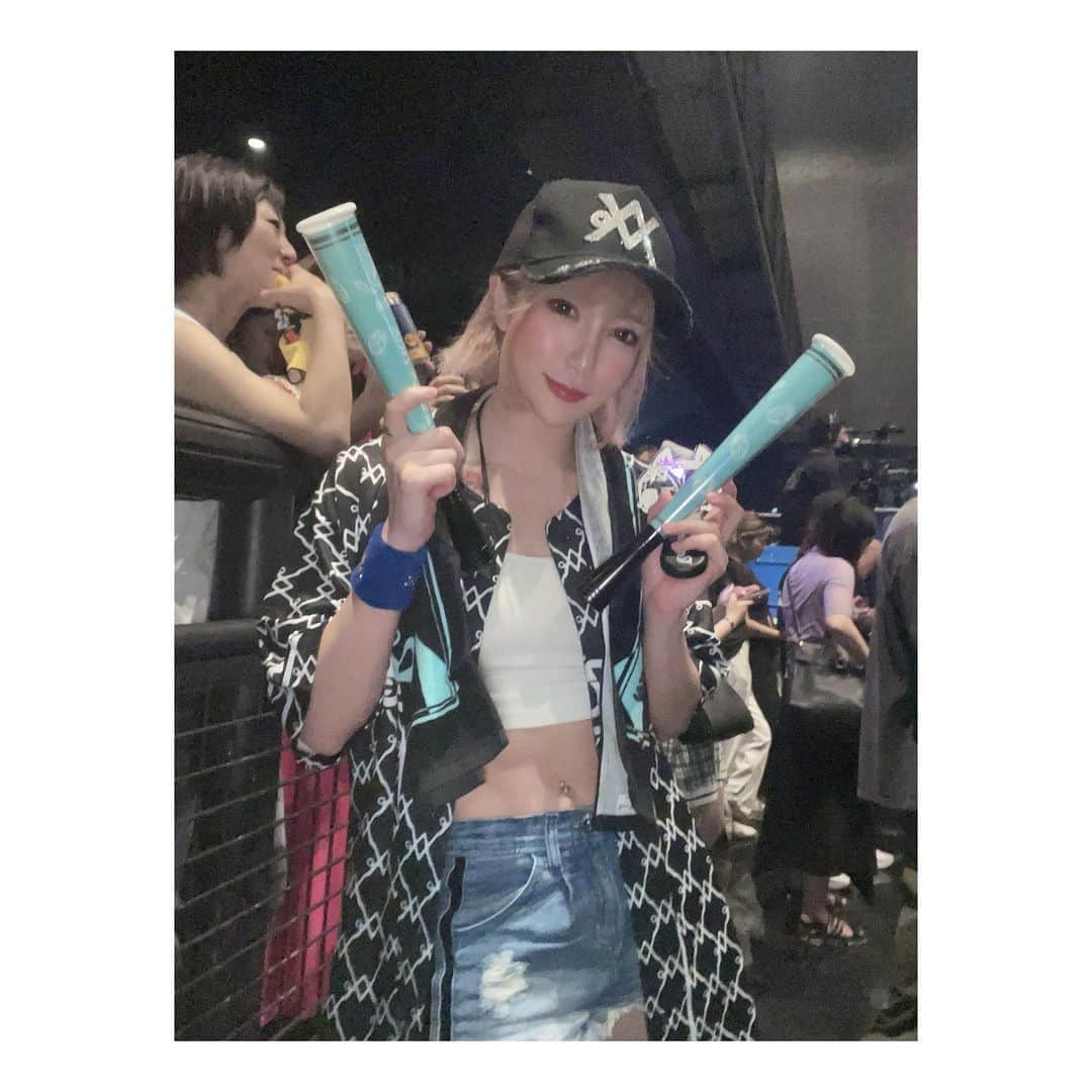 Melty輝のインスタグラム：「8月29日 DJ社長birthday♡  これからもずっと大好き❤  田中！ めるてぃーのわがまま聞いてくれて ありがとう😭🙏笑  @djshacho_candyfoxx   #最強キャバ嬢だった人#Melty輝#キャバクラ#キャバ嬢#元キャバ嬢#経営者#ホワイトニングサロン#格闘技#キックボクシング#teamAKATSUKI#レペゼンフォックス#DJ社長#誕生日#おめでとう#これからもずっと#大好き」