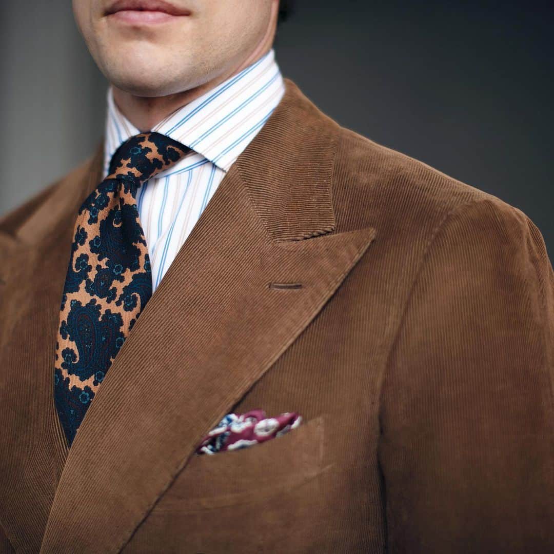 チェザーレ アットリーニのインスタグラム：「Our handmade timeless details are distinctive elements of the destructured Neapolitan Jacket created by Vincenzo Attolini, in the early 1930s, and perfected by his son Cesare in the following decades.  Discover our history and our unique craft heritage on our website www.cesareattolini.com  . . . #CesareAttolini  #TimelessElegance  #CesareAttoliniNapoli  #Attolini  #PreciousHands #Bespoke #MadeByHands #Tailoring」