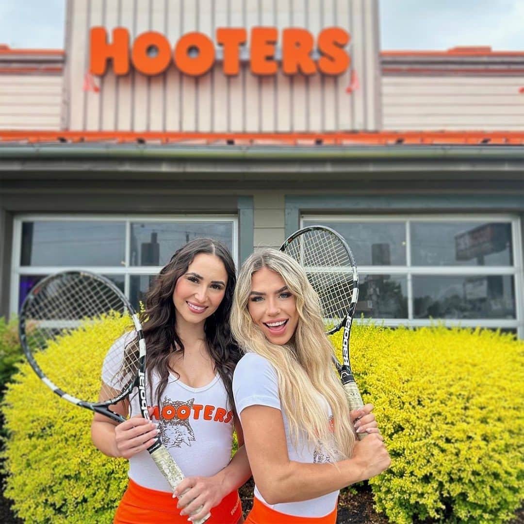 Hootersさんのインスタグラム写真 - (HootersInstagram)「Hootie’s been practicing his serve just in time for the US Open to start. 🎾🦉 Watch it with us this week at your local Hooters!」8月29日 6時04分 - hooters