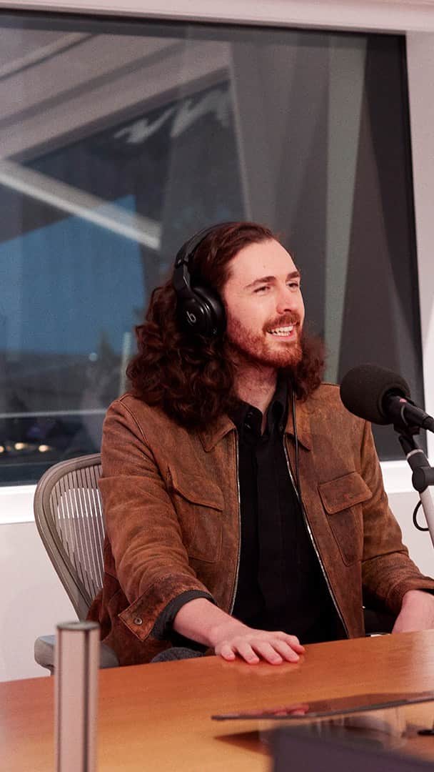 ホージアのインスタグラム：「Really enjoyed this chat with @zanelowe for @applemusic, thank you for having me in to talk about #unrealunearth」