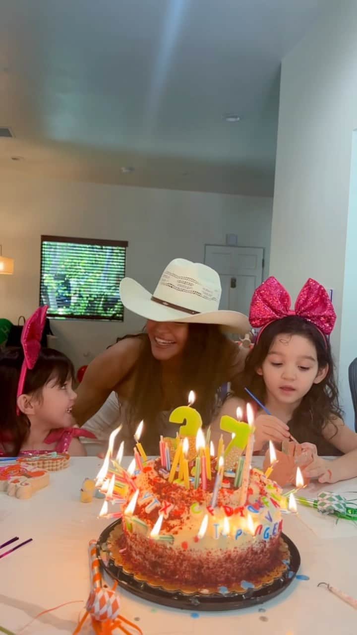 cassieのインスタグラム：「Best Birthday ever with some of my favorite people 🎂 Cake Decorations by Frankie & Sunny Fine 🎀😊」