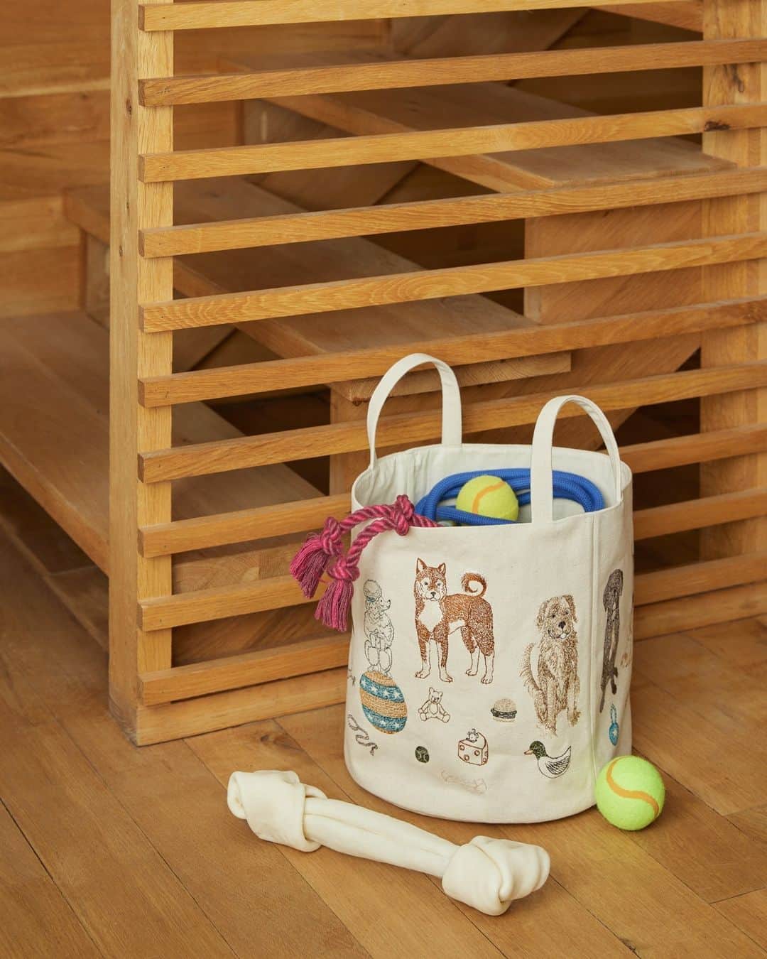 コーラル アンド タスクのインスタグラム：「Elevate your pet toy storage with a cute canvas bucket! 🐶🦴🎾Constructed from sturdy cotton canvas, our Dog Toy bucket features playful pups posing with their prized toys on all sides. Unleash the possibilities of cute organization with our fabric buckets! #coralandtusk #dogdecor」