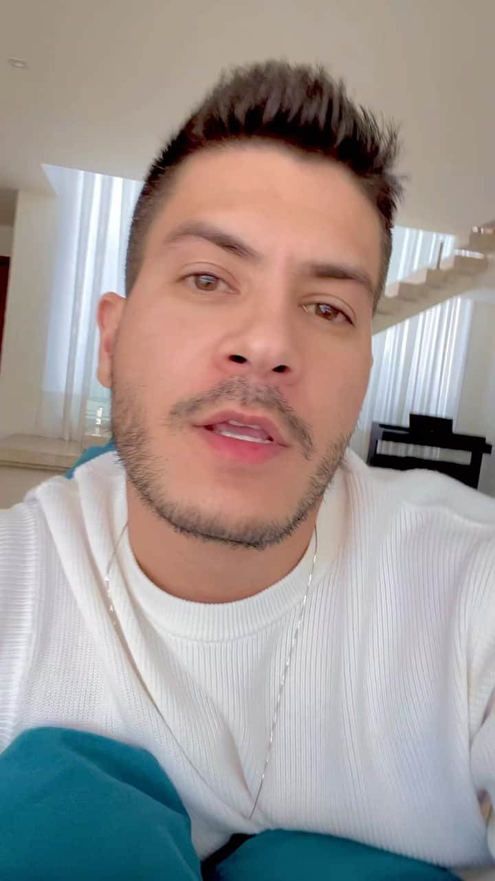 Arthur Aguiarのインスタグラム：「Você pediu uma resposta e eu vim te trazer essa resposta! Esse vídeo é pra você que tá precisando de dinheiro, mas não quer e nem pode se comprometer com pagamentos mensais e com taxas super abusivas ou pra você que tá precisando de um dinheiro pra dar entrada na sua tão sonhada casa ou no teu carro, ou pra realizar o seu sonho. Chega de ficar pegando dinheiro emprestado!  Se você tá precisando de dinheiro, eu vou te explicar sobre a antecipação de saque aniversário - FGTS, ela permite que você saque um percentual do seu fundo de garantia antecipadamente, pagando uma pequena taxa referente a esta antecipação.  Você NÃO tem parcela mensal para pagar, uma vez que esse valor é descontado diretamente do seu FGTS , 1 vez ao ano, no mês de seu aniversário.  Pontos importantes:  - Você pode antecipar até 7 parcelas do seu fundo de garantia.  - O dinheiro cai na sua conta do Pagbank em até 5 min, se for aprovado. Você só precisa ter saldo no Fundo de Garantia e aderir a modalidade de Saque-Aniversário.  - Você tem liberdade para usar o dinheiro da maneira que quiser.  - O processo é 100% on-line  - Quem é negativado também pode.  - NÃO tem parcelas mensais, porque os valores vão ser descontados diretamente do seu FGTS!  - São eletivos todos os que possuem saldo ativo ou inativo no FGTS.  - Sem análise de crédito  - E o melhor! O @pagbank tá uma uma taxa super especial de 1,70% pra ativação do saque aniversário. Uma das melhores do mercado!  Então é isso! Espero ter te ajudado! Pra saber mais como contratar o saque aniversário é só entrar no @pagbank que lá tem explicando tudo! Tamo junto! #pagbank #fgts #antecipacaofgts #publi」