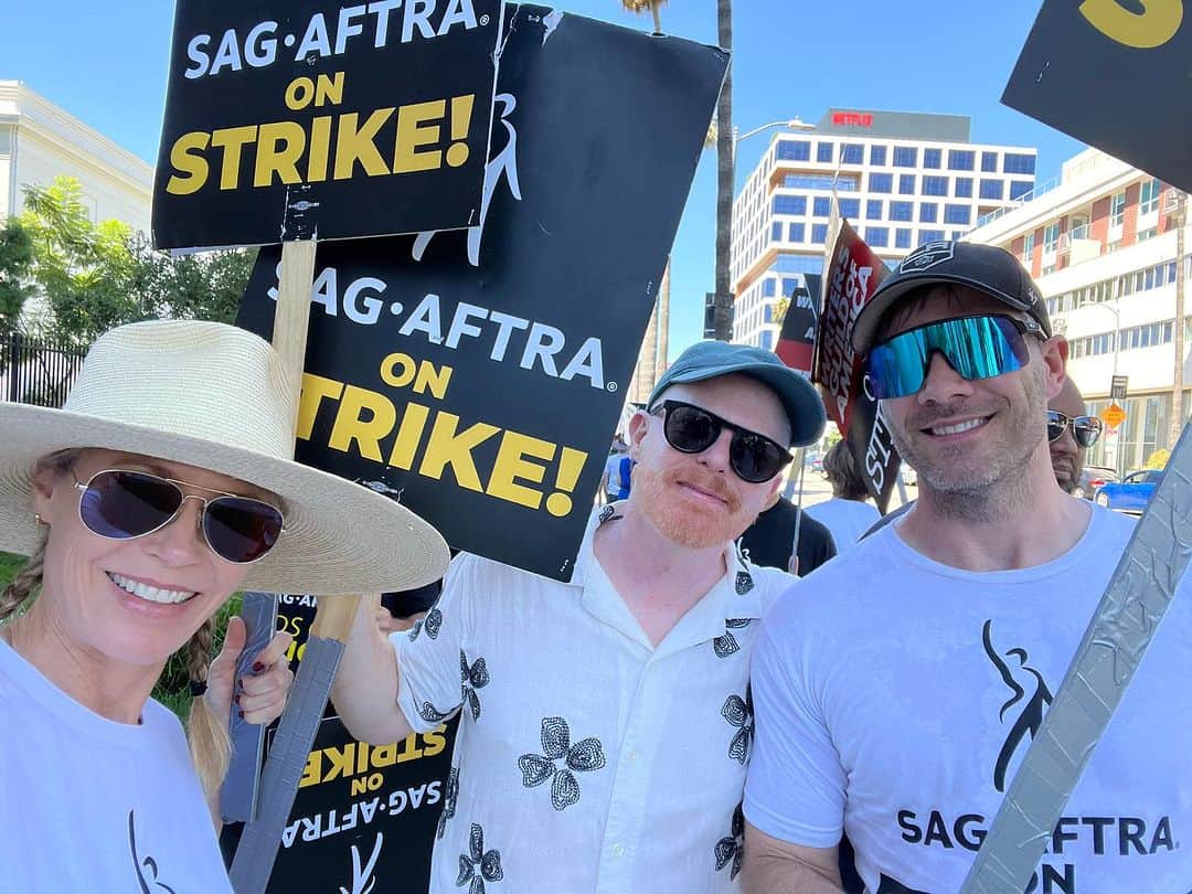 ジェシー・タイラー・ファーガソンのインスタグラム：「Fair deal for all. #sagstrike #laborstrong」