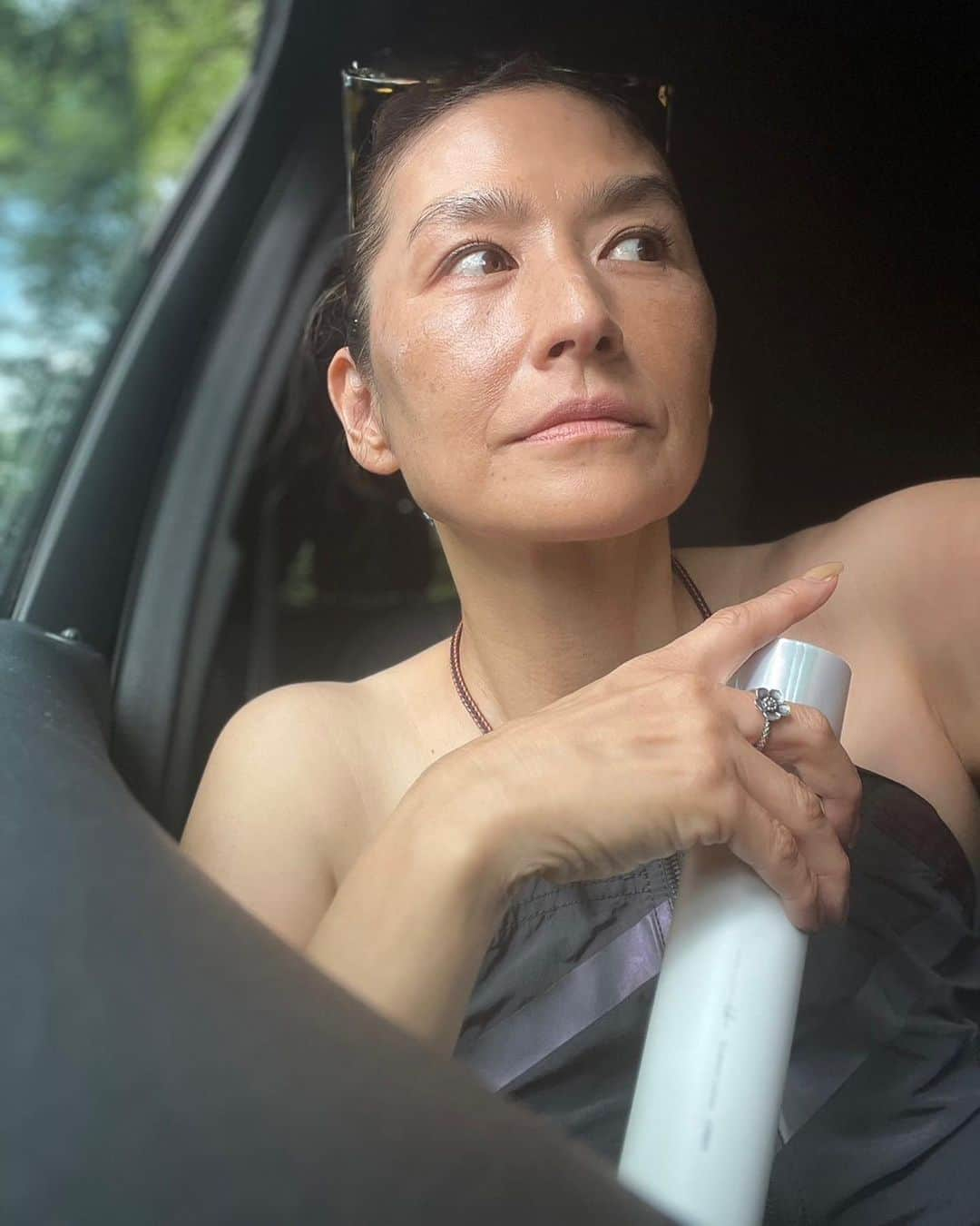 清原亜希のインスタグラム：「おはようございます。  暑い熱〜い８月も終盤です… 皆様夏バテしてないでしょか。 私は相変わらず早寝早起き！ 今週からお仕事モード突入で参ります。  さてさて、 最近美容に対する意識が少し変わりました。 お気に入りのコレ！ 8/21にパワーアップしてリニューアルしたオルビスユー ドット。 肌本来の美しさにアプローチできるということで、シリーズで使ってみています。  年相応のシワはみんなある。 くすみやシミ、肌のハリも気になるところ。 だけど一周回って、色んな人生辿ってみると勲章にさえ思える日もある。  でも、やっぱり自分の顔は自分の責任。 一番可愛がってあげたい。  化粧水も昔よりたっぷり使うようにし、ほっぺあたりはあまり過保護にせず その分目元にはしっかりクリームを塗るようになりました。 これは最近年齢に応じたお手入れ＝エイジングケア亜希バージョン。笑  新しいオルビスユー ドットは、結果にこだわったエイジングケアシリーズ。 独自研究に基づいた保湿成分配合で、ハリや、うるおいによる透明感、などの大人の肌悩みを 同時にケアしてくれるそう。 世代のみならず、早めに予防策を取り入れるのもありですね。  そして車で出かける時は、すっぴんに近いメイクの時も多いので、 乾燥など防ぐためにお守りでオルビスユードット持ち歩きます。 朝出たら、そうだなぁ14時くらいに保湿！笑  初めての方向けの限定セットもあるそうなので、オルビス公式Instagramのハイライトをチェックしてみてください。  甲子園焼けで説得力なかったらごめんなさい。🤣  @orbis_jp #オルビス  #オルビスユードット  #オルビスユーシリーズ #結果主義」