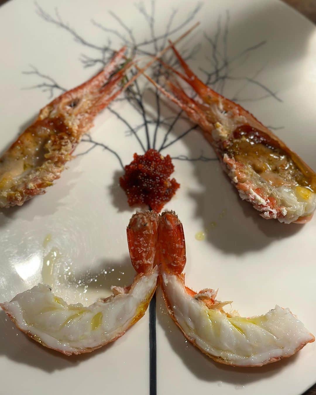 デイビット・チャンのインスタグラム：「Shrimp heads are the best part of the 🦐. One of the signature dishes @providencela…salt baked Santa Barbara spot prawns served table side by Donato (one of the best in the business). I think it’s the one of the best restaurants in California, right up there with benu, quince, french laundry, single thread, crenn, addison」
