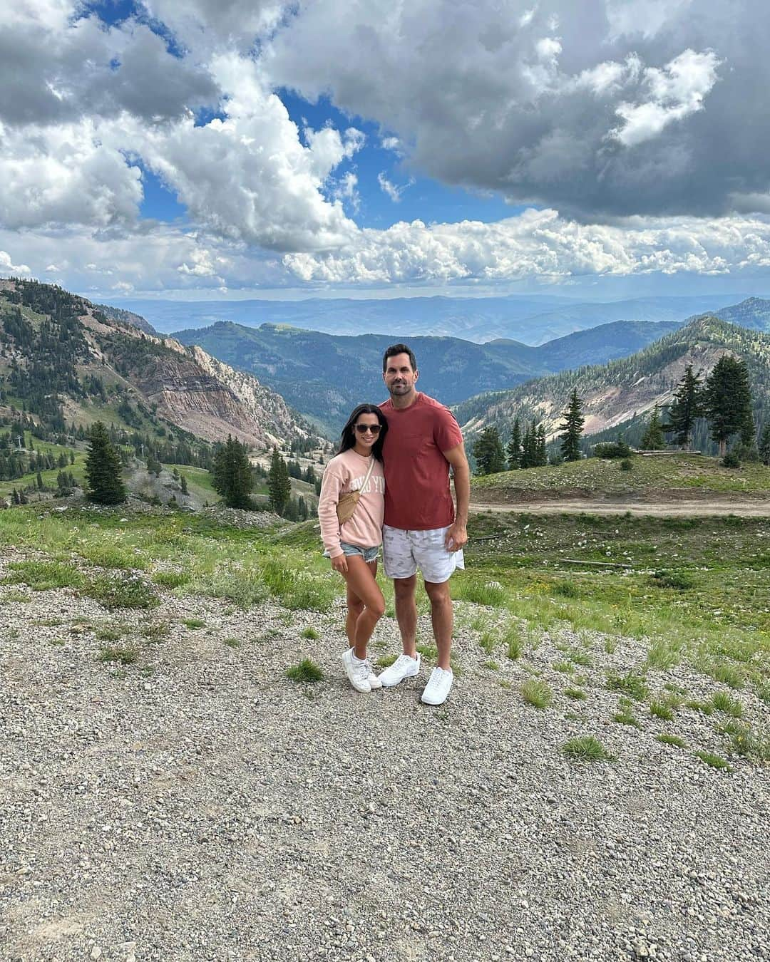 ジョージー・ローレンのインスタグラム：「Last weekend before #collegefootball starts and got to spend some QT with the Hubs going to see Cole play in Utah. The mountains in the summer are 😍😍😍. #summer2023 #highschoolfootball #lastweekend」