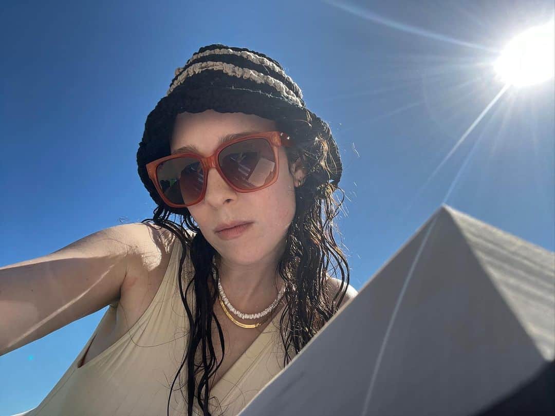 アリー・エックスさんのインスタグラム写真 - (アリー・エックスInstagram)「Eczema, bruises, belly rolls.」8月29日 6時18分 - alliex