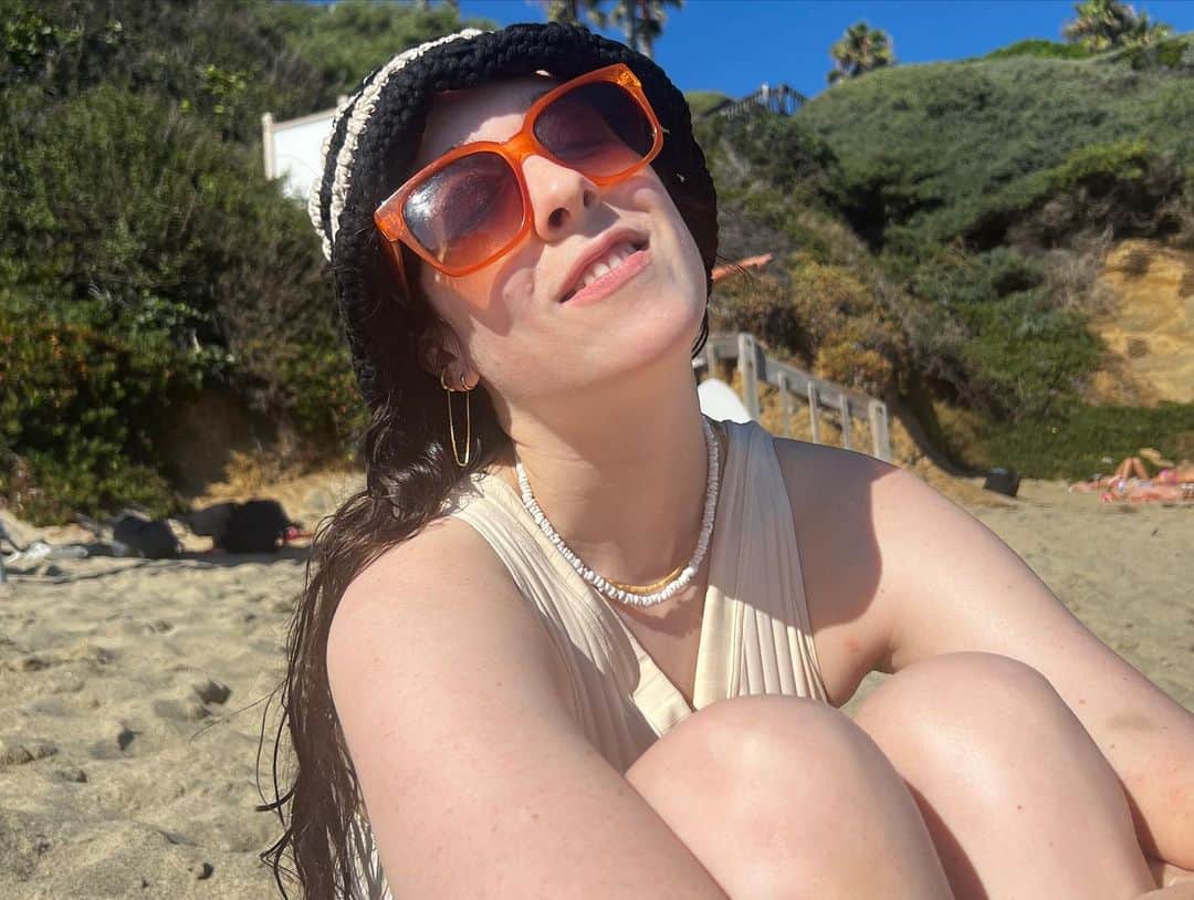 アリー・エックスのインスタグラム：「Eczema, bruises, belly rolls.」