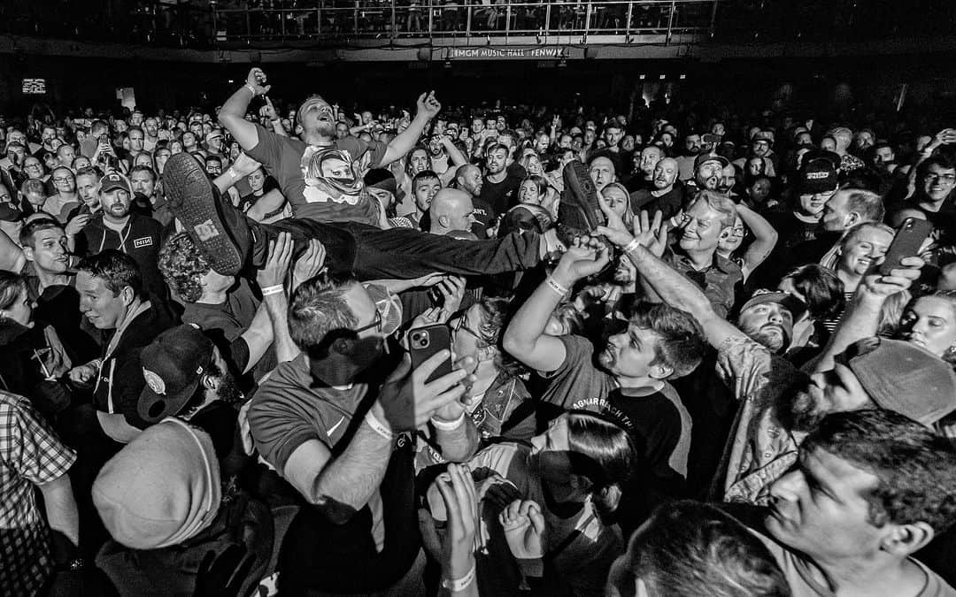 Jimmy Eat Worldさんのインスタグラム写真 - (Jimmy Eat WorldInstagram)「The #AmplifiedEchoesTour has come to a close. Thanks to everyone who came out to the shows!!!🤘  Photos by @eddie24d」8月29日 6時29分 - jimmyeatworld