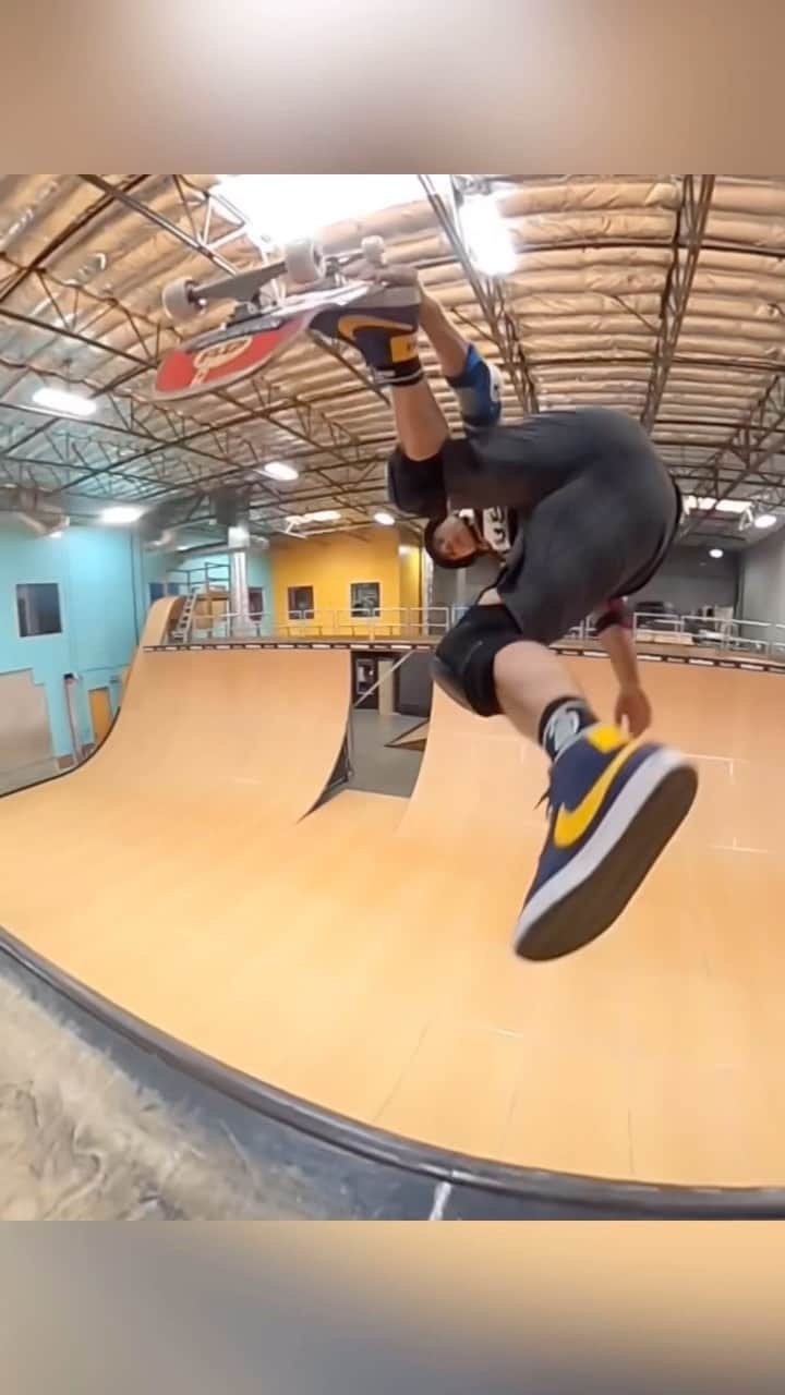 トニー・ホークのインスタグラム：「Always a pleasure getting to skate a rare session with my friend Lance. He’s still got it. And for some reason, I’m only inspired to do frontside inverts when he’s around. #grandpasfallingfromthesky  🎥: @bail.gun.gary」