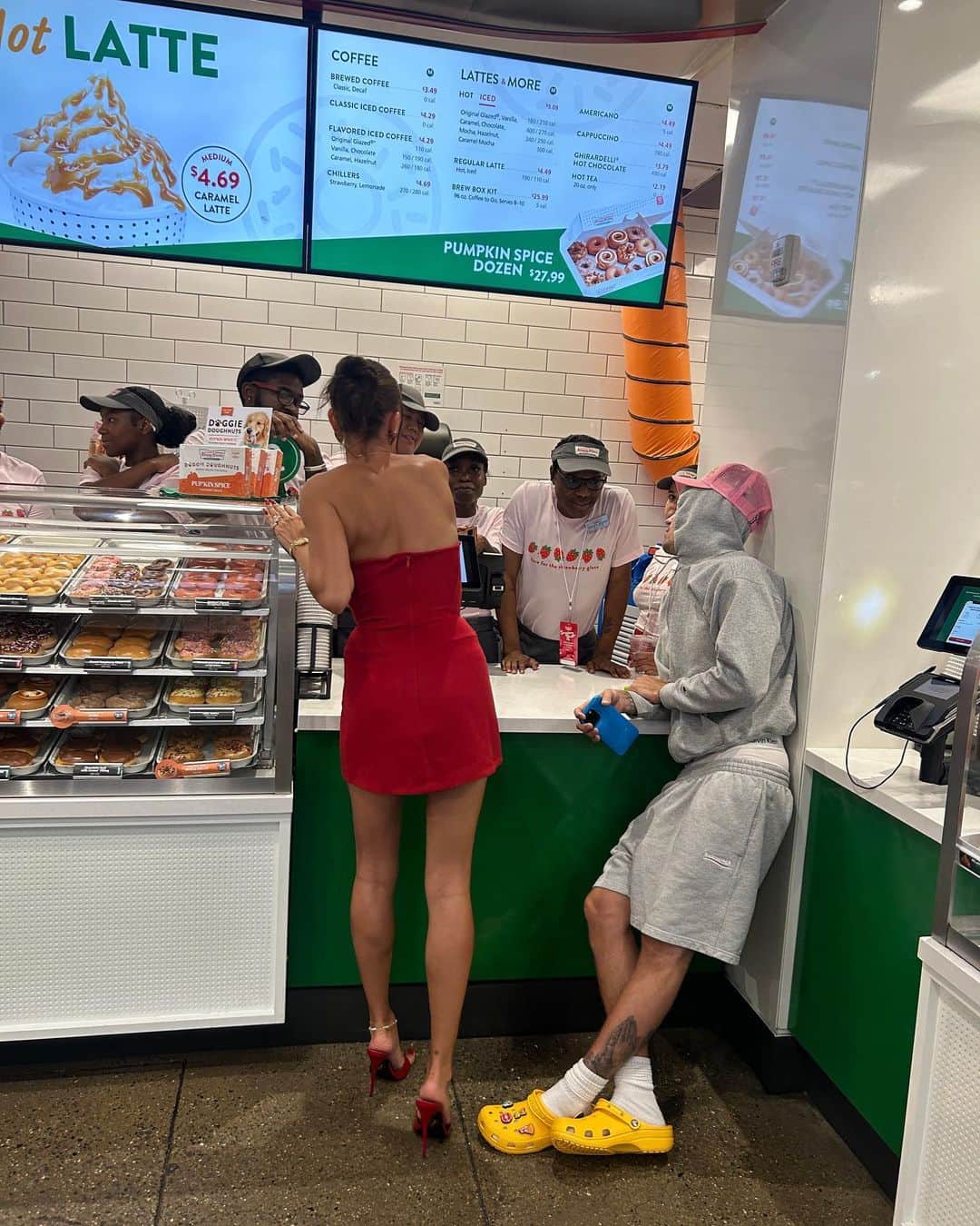 ジャスティン・ビーバーのインスタグラム：「😍😍😍baby girl with the @rhode @krispykreme STRAWBERRY GLAZEEE」