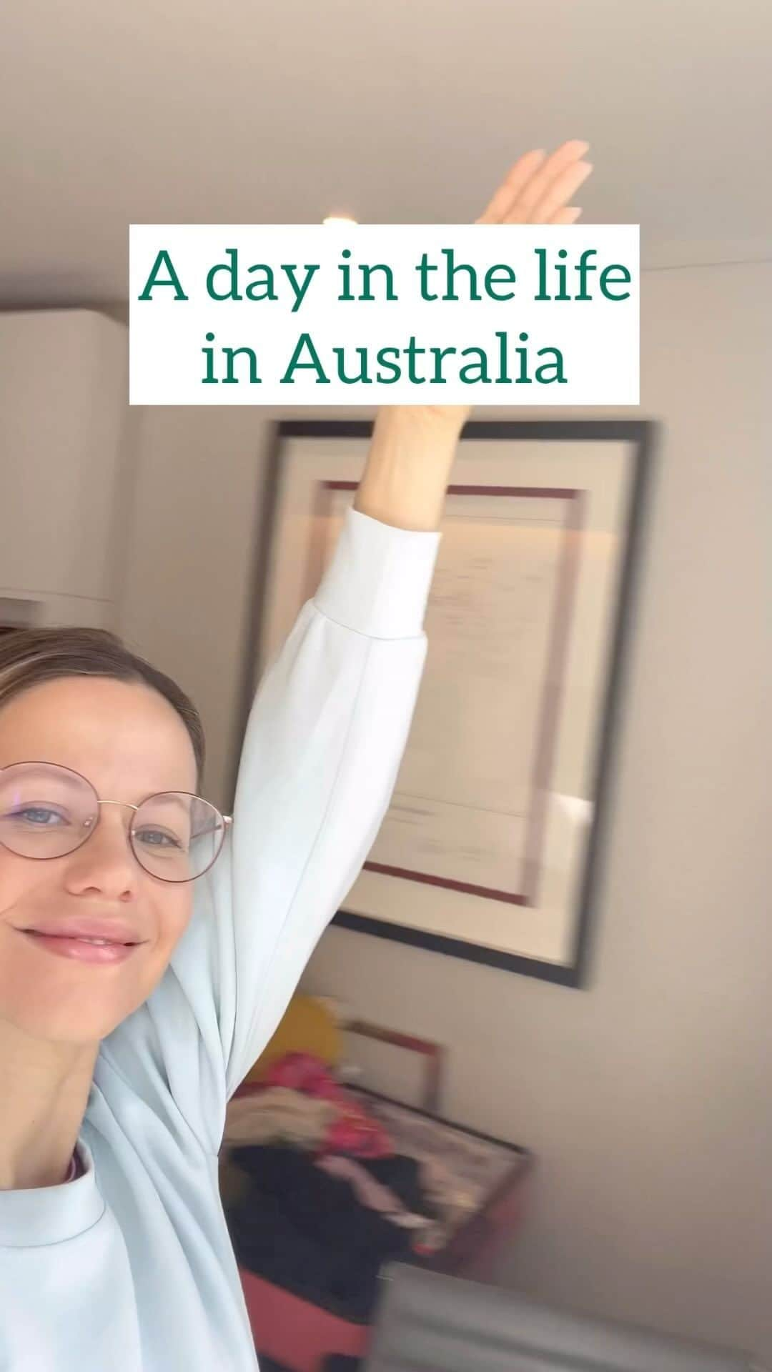 タミン・サーソクのインスタグラム：「Come with me as I take you on a day out in Australia. Started the day with a quick pilates session and we are on our way.  We stayed in the rocks founded in 1788, where convicts first set up house and shop. There are open air markets, restaurants, cafes, opera house, Sydney Harbour Bridge and the Museum of Modern Art, which is free, and includes some incredible Aboriginal art, and don’t forget to exit through the gift shop!  We then made our way onto the ferry which has a direct route to the famous Manly Beach in Sydney’s north shore known for being the beach where the world’s first surfing contest was held in 1964.  There are yummy cafes and restaurants, yoga and so much more. After a massive day we made our way back on the ferry and made it just in time to see the light show called Vivid in Sydney harbour. My sister in law took the kids and we got to have a romantic night at Cafe Sydney.  What an awesome day in Sydney and thank you @herbsofgold for introducing me to their newest product Astra Recharge. Astra Recharge supports mental focus, stamina and function. Always read the label and follow the directions for use. #herbsofgoldcollab AD」