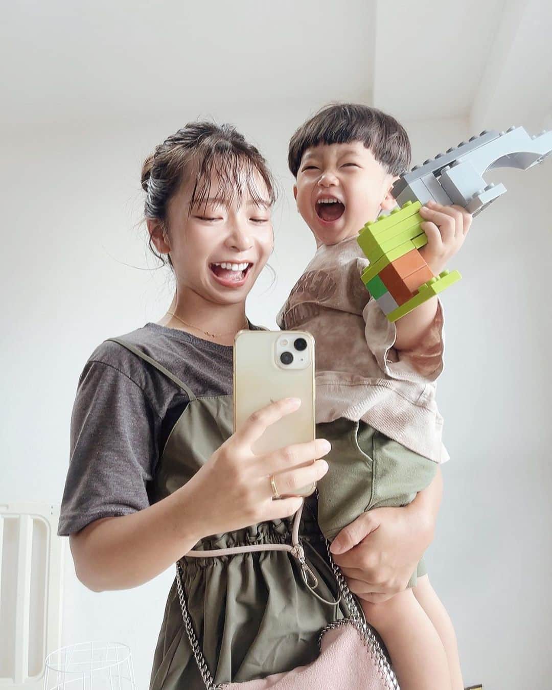 ayacasuのインスタグラム：「* * 撮ってたら『とぅーひもぱしゃぱしゃするぅ〜』 と入ってくる我が家のやんちゃ坊主👦🏻w * 外出先でも恥ずかしいほど ほっぺにチュッチュが止まらんし😅w いつでもどこでも『ママ〜？大好きよぉ』 って１日20回くらい言ってくれるw * * 夏休みたくさん一緒におれて幸せすぎたな🙈🤍 ( なんだかんだ喧嘩もめっちゃしたけどなw ) 今日から幼稚園はじまるけどまた全力で楽しんでこーい🫶 * * * #親子コーデ #2歳男の子 #2歳9ヶ月 #2歳10ヶ月  #息子コーデ #おやこーで  #夏休み #幼稚園 #北摂ママ #幼稚園ママ #アラサーコーデ  #30代コーデ #30代ママ」