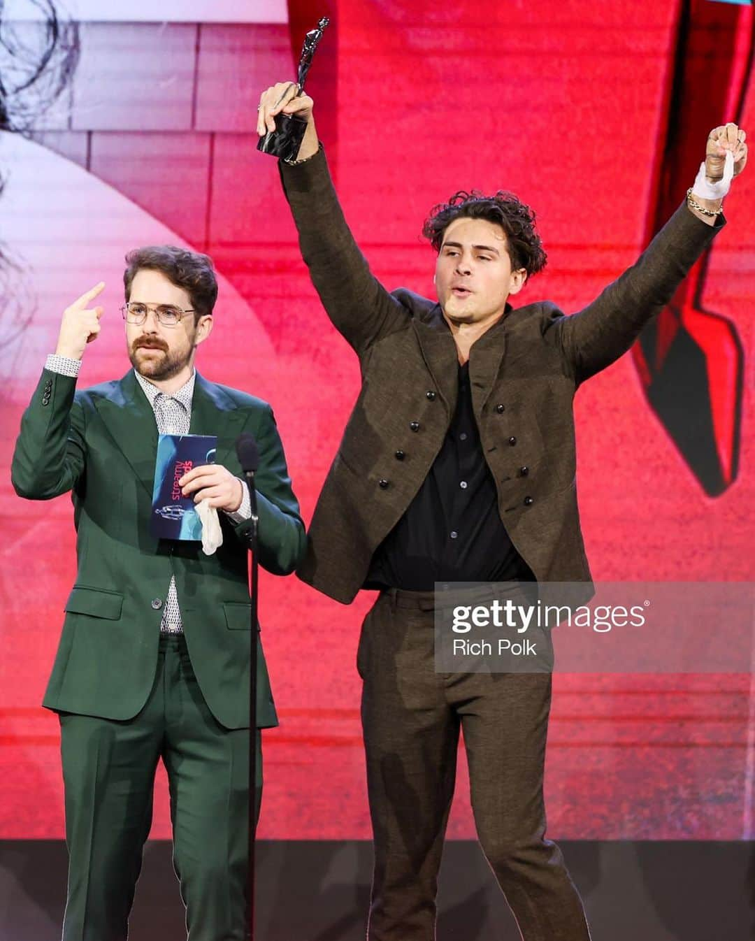 アンソニー・ペディラさんのインスタグラム写真 - (アンソニー・ペディラInstagram)「wow we won thiccest dumpy!! thank you @streamys🥇   Anthony- Suit & shoes @johnvarvatos Shirt @allsaints Jewelry @davidyurman Stylist @rhondaspiesstylist  Ian- Suit @viggotailoring  Shirt @tedbaker  Shoes @scarosso  Stylist @rhondaspiesstylist」8月29日 6時52分 - anthonypadilla