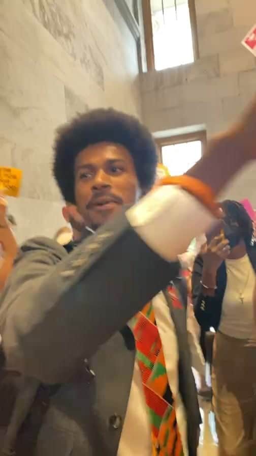 レイチェル・レフィブレのインスタグラム：「This is what democracy looks like! Thank you @justinjpearson for standing with us and for us!  ✊🏻✊🏼✊🏽✊🏾✊🏿」