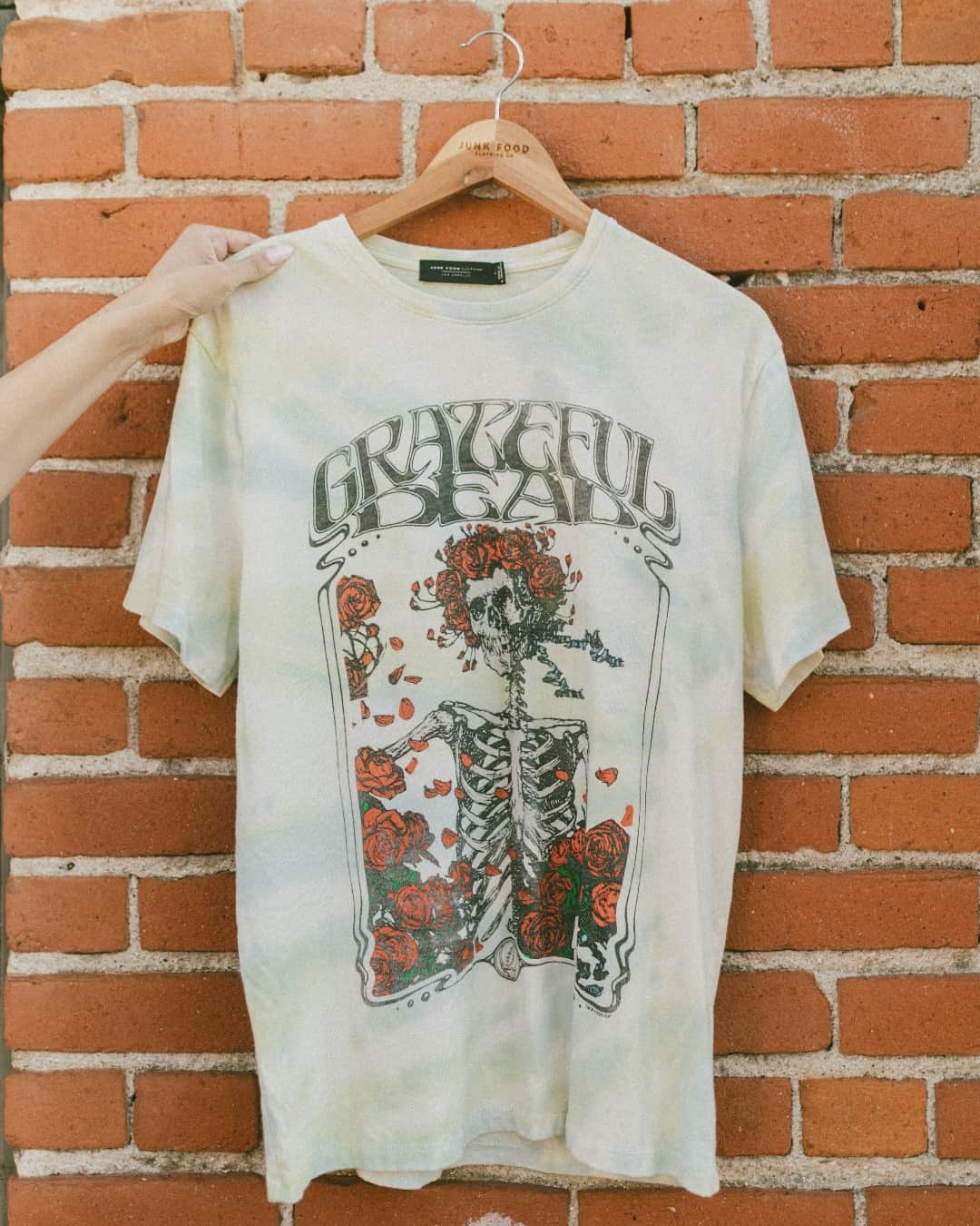 ジャンクフードのインスタグラム：「it's a graphic tee kinda day ✌️ #taptoshop」